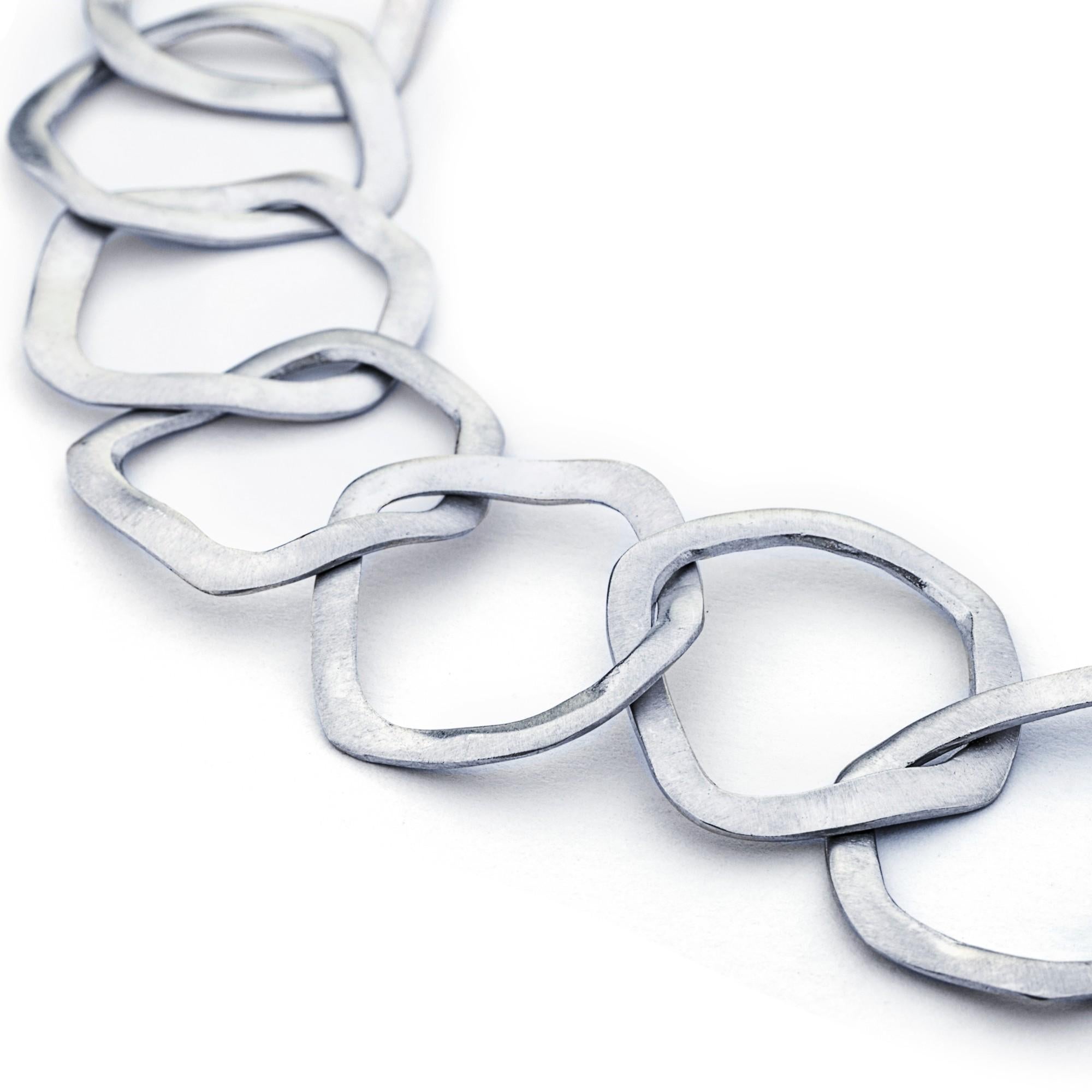 Alex Jona - Collana con catena a maglie lunghe di forma organica in argento sterling In condizioni Nuovo in vendita a Torino, Piedmont