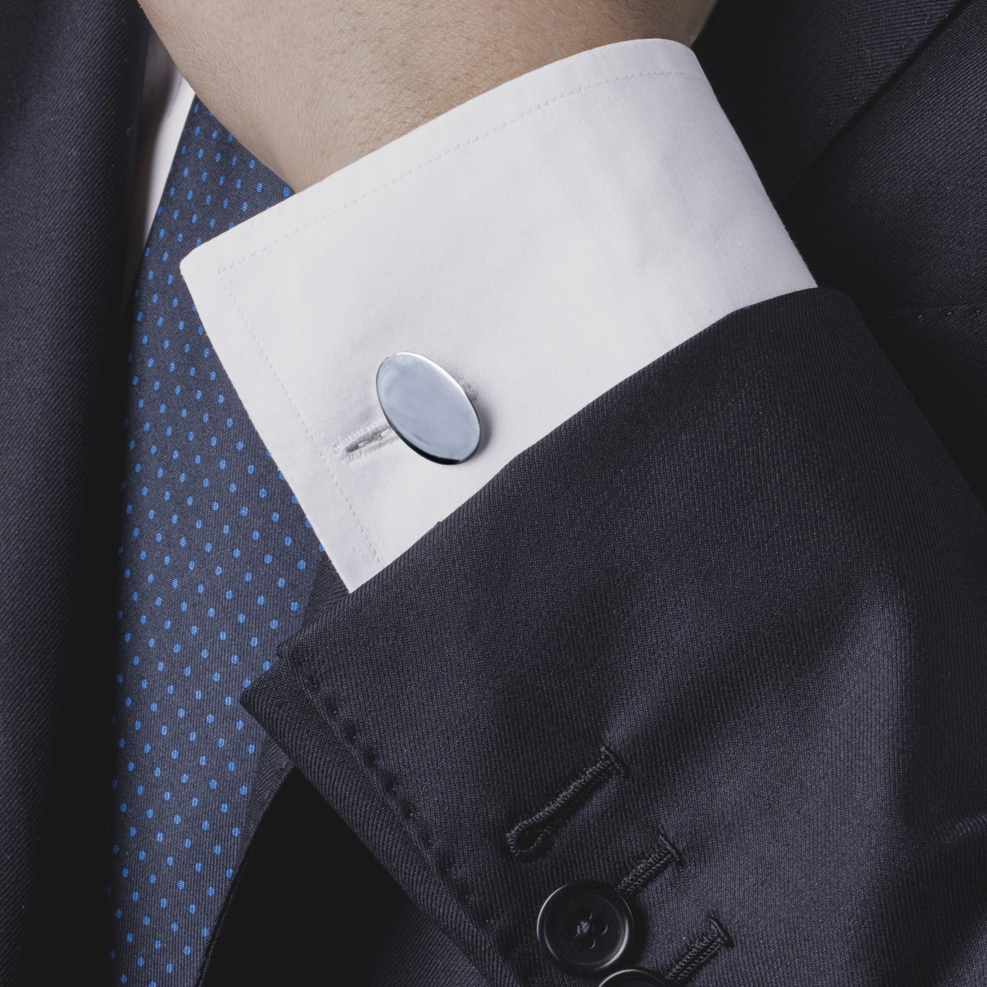 Collezione di design Alex Jona, realizzati a mano in Italia, gemelli ovali lisci in argento rodiato adatti all'incisione. Marcato JONA 925. 

I gemelli Alex Jona si distinguono non solo per il loro design particolare e per l'eccellente qualità, ma