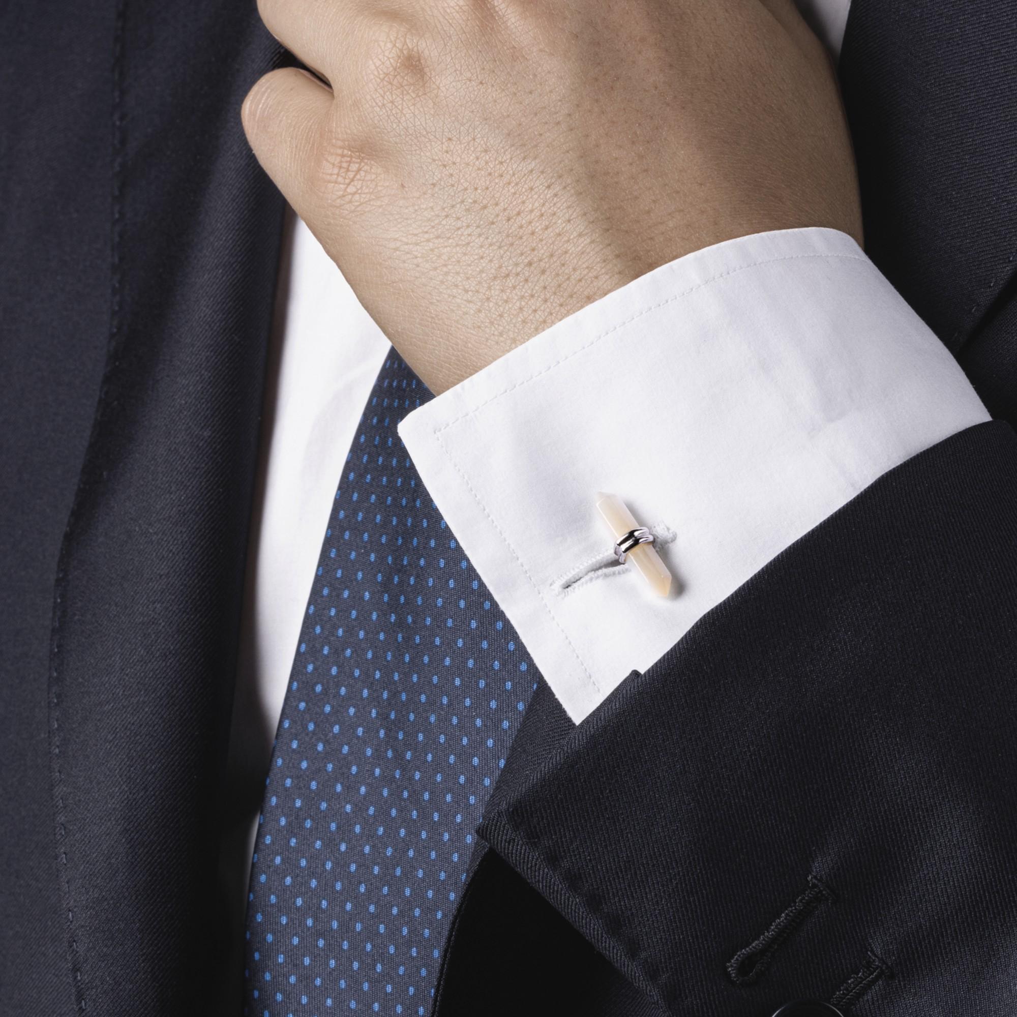Collezione di design Alex Jona, realizzata a mano in Italia, gemelli da polso a barra con prismi in argento sterling.
Dimensioni: 0,85 pollici. L x 0,18