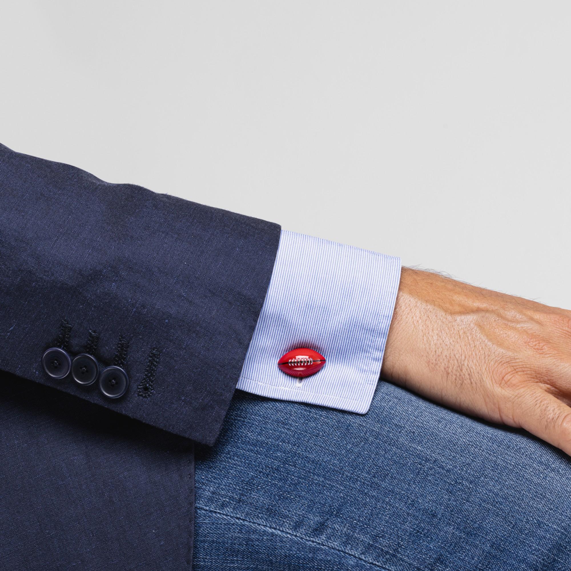 Collection design Alex Jona, fabriqués à la main en Italie, boutons de manchette ballon de football en argent sterling et émail rouge. Marqué 