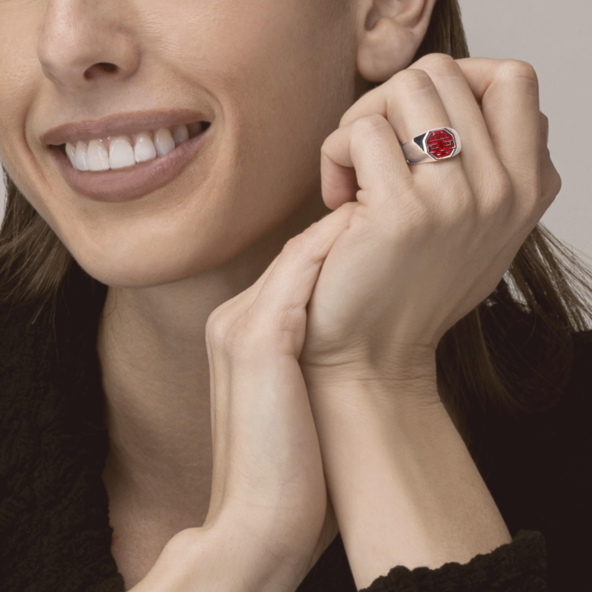 Anello a fascia ottagonale in argento sterling con smalto rosso brillante della collezione Alex Jona, realizzato a mano in Italia. 
I gioielli Alex Jona si distinguono non solo per il loro design particolare e per l'eccellente qualità delle pietre