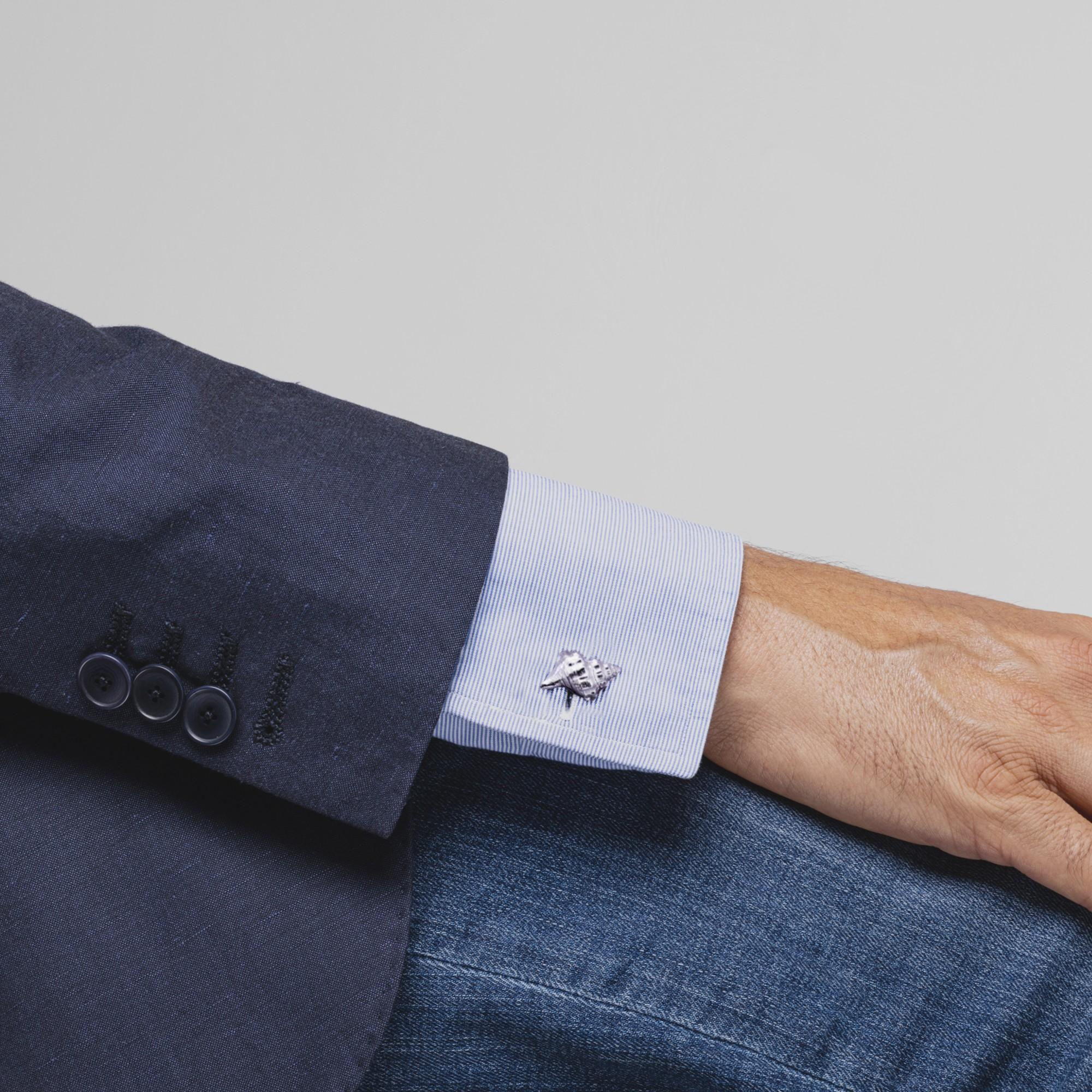 Colección de diseño Alex Jona, hecha a mano en Italia, gemelos de concha marina de plata de ley rodiada. 

Los gemelos Alex Jona destacan no sólo por su especial diseño y por su excelente calidad, sino también por la esmerada atención que se presta