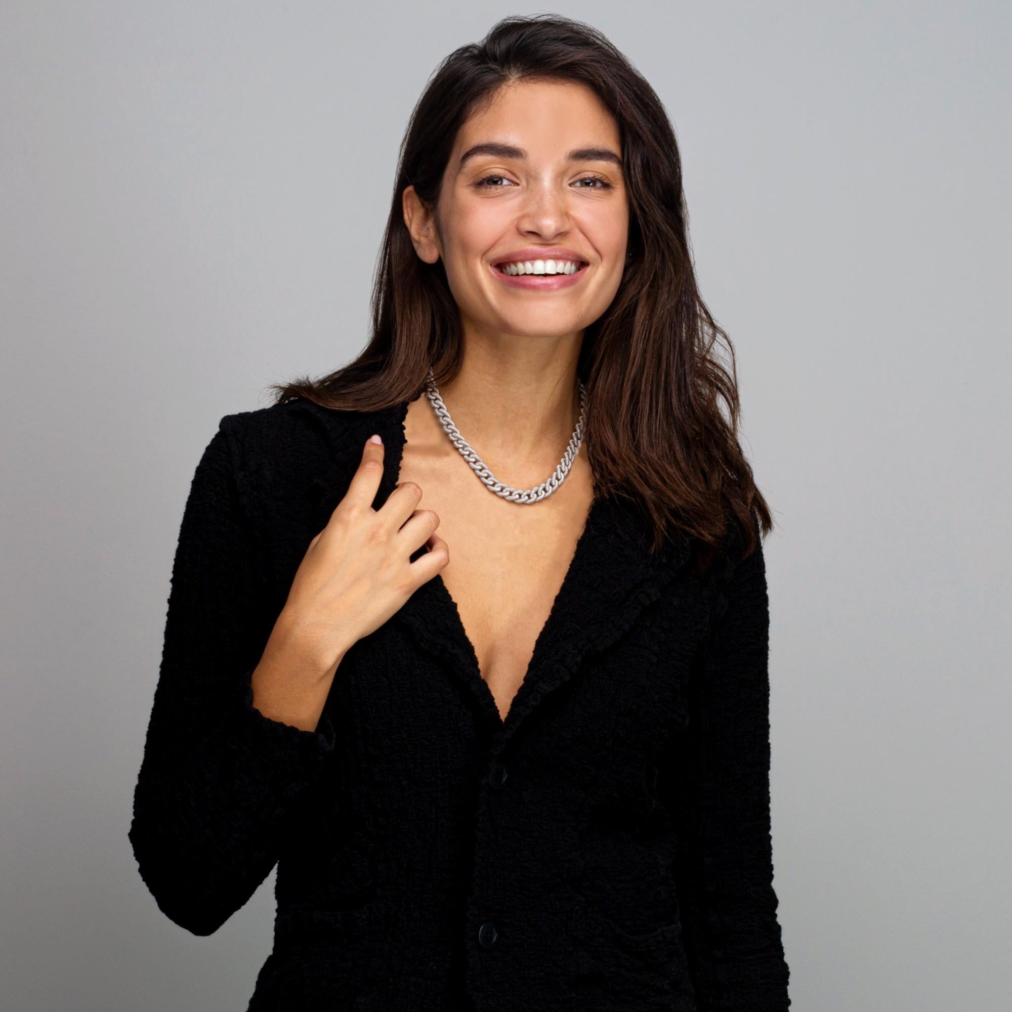 Collezione Alex Jona, realizzata a mano in Italia, collana con catena a maglie intrecciate in filo d'argento rodiato. Dimensioni: L17,32 pollici x 0,34 pollici. L x 0,24
