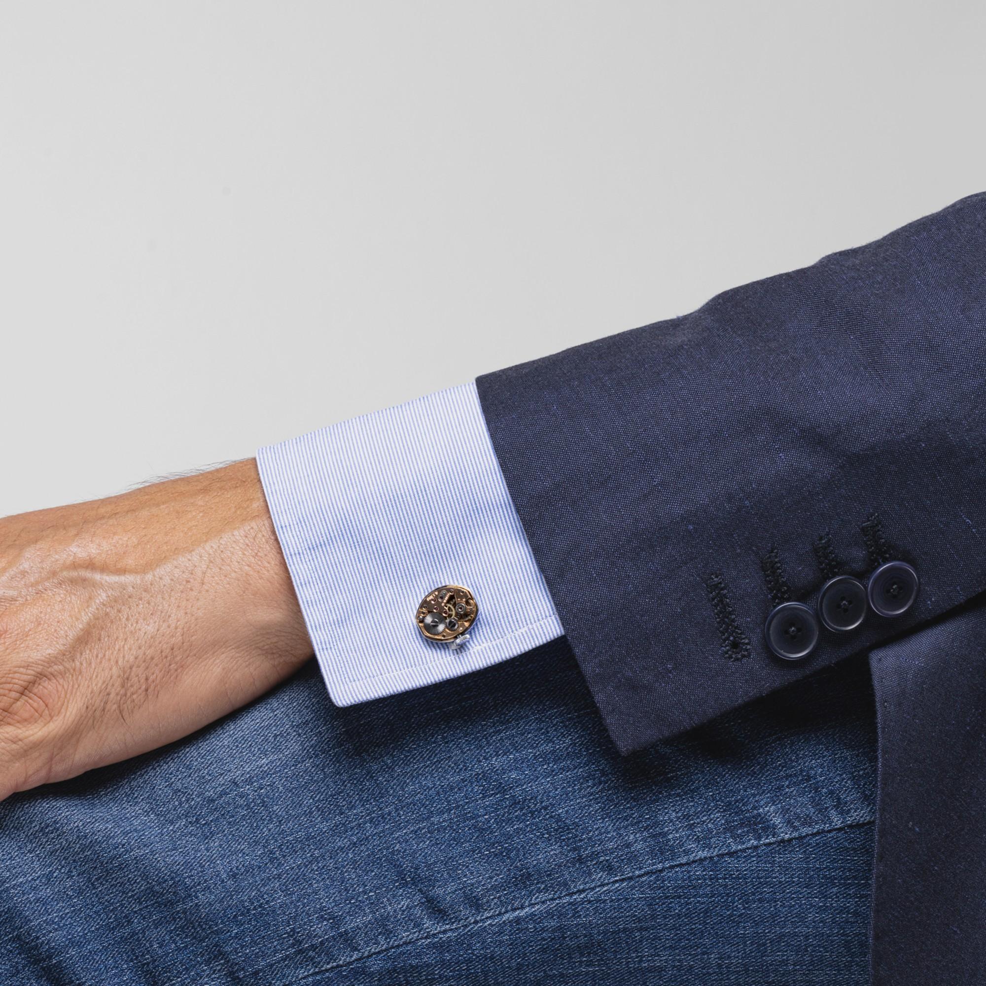 Collection design Alex Jona, fabrication artisanale en Italie, authentique mouvement de montre vintage sur une paire de boutons de manchette en argent sterling rhodié.
Les boutons de manchette Alex Jona se distinguent, non seulement par leur design