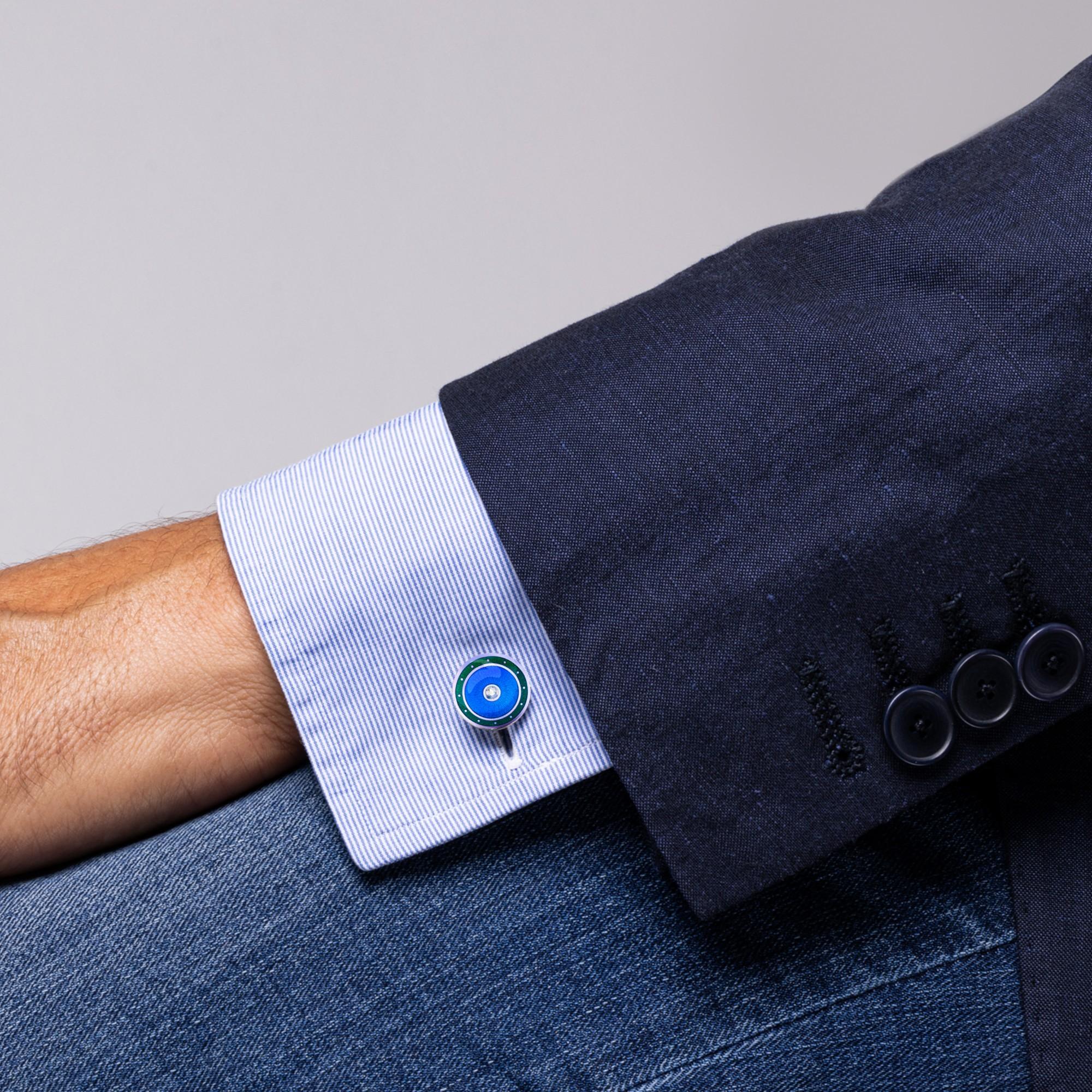 Collezione di design Alex Jona, realizzata a mano in Italia, gemelli in argento rodiato con smalto verde e blu, con un diamante bianco incastonato. Questi gemelli sono dotati di una chiusura a T-Bar, che ne facilita l'uso e garantisce il fissaggio
