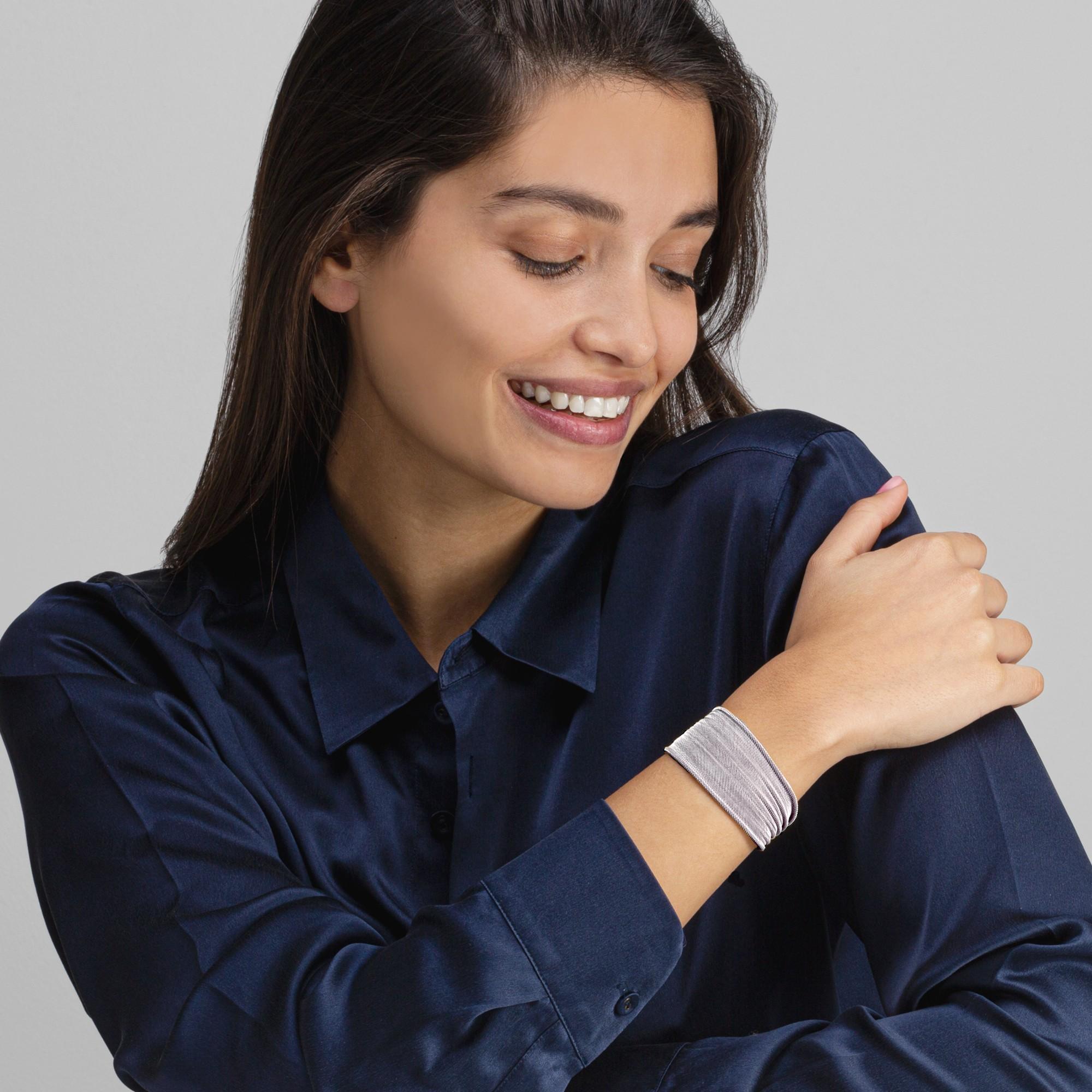 Alex Jona Design-Kollektion, handgefertigt in Italien, geflochtenes Plissé-Armband aus rhodiniertem Sterlingsilber. Auch in verschiedenen Breiten erhältlich.
Die Juwelen von Alex Jona zeichnen sich nicht nur durch ihr besonderes Design und die