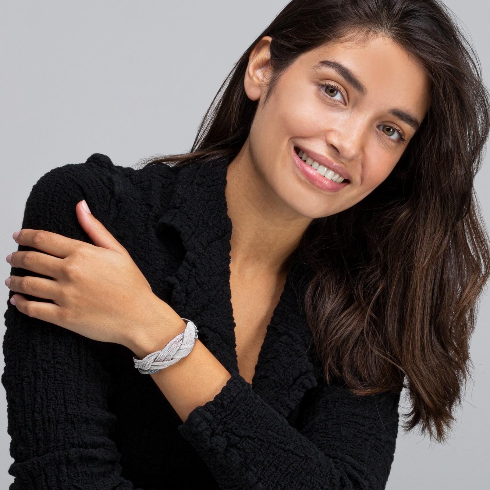 Alex Jona design collection, hand crafted in Italy, sterling silver woven plissé tress bracelet. Marked Alex Jona.
Alex Jona jewels stand out, not only for their special design and for the excellent quality of the gemstones, but also for the careful
