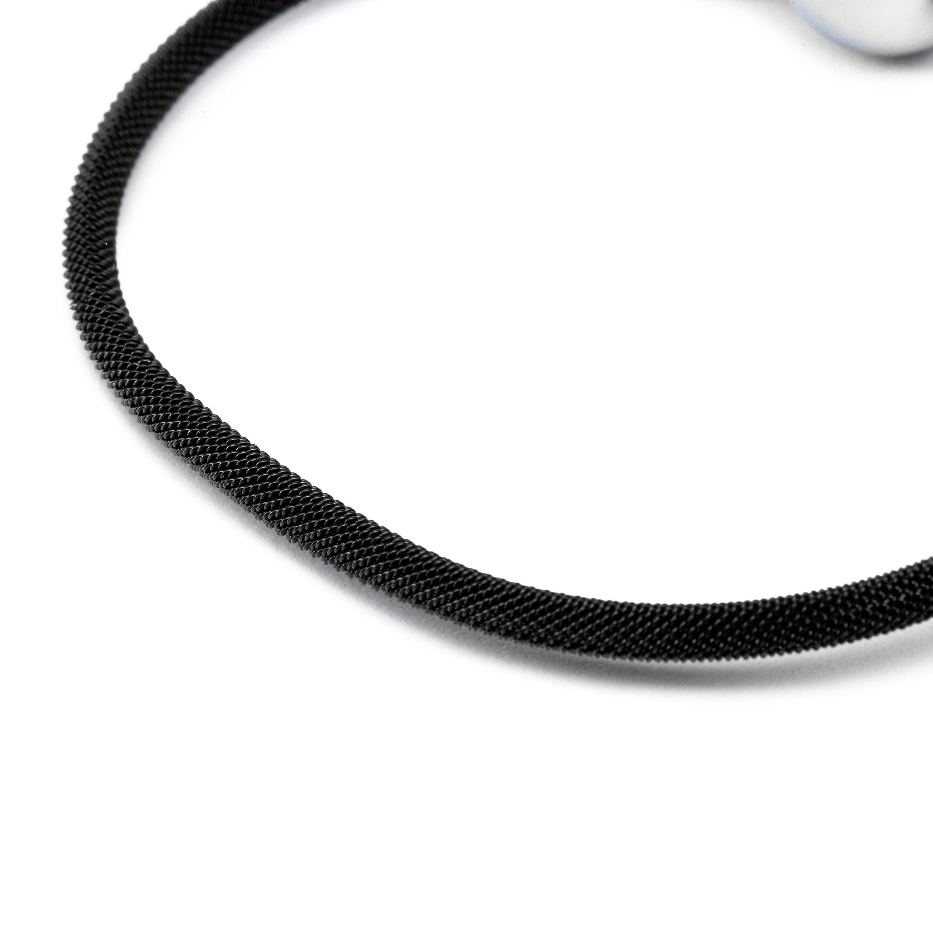 Edelstahl-Armreif mit schwarzer grauer Perle von Jona Tahiti im Angebot 1