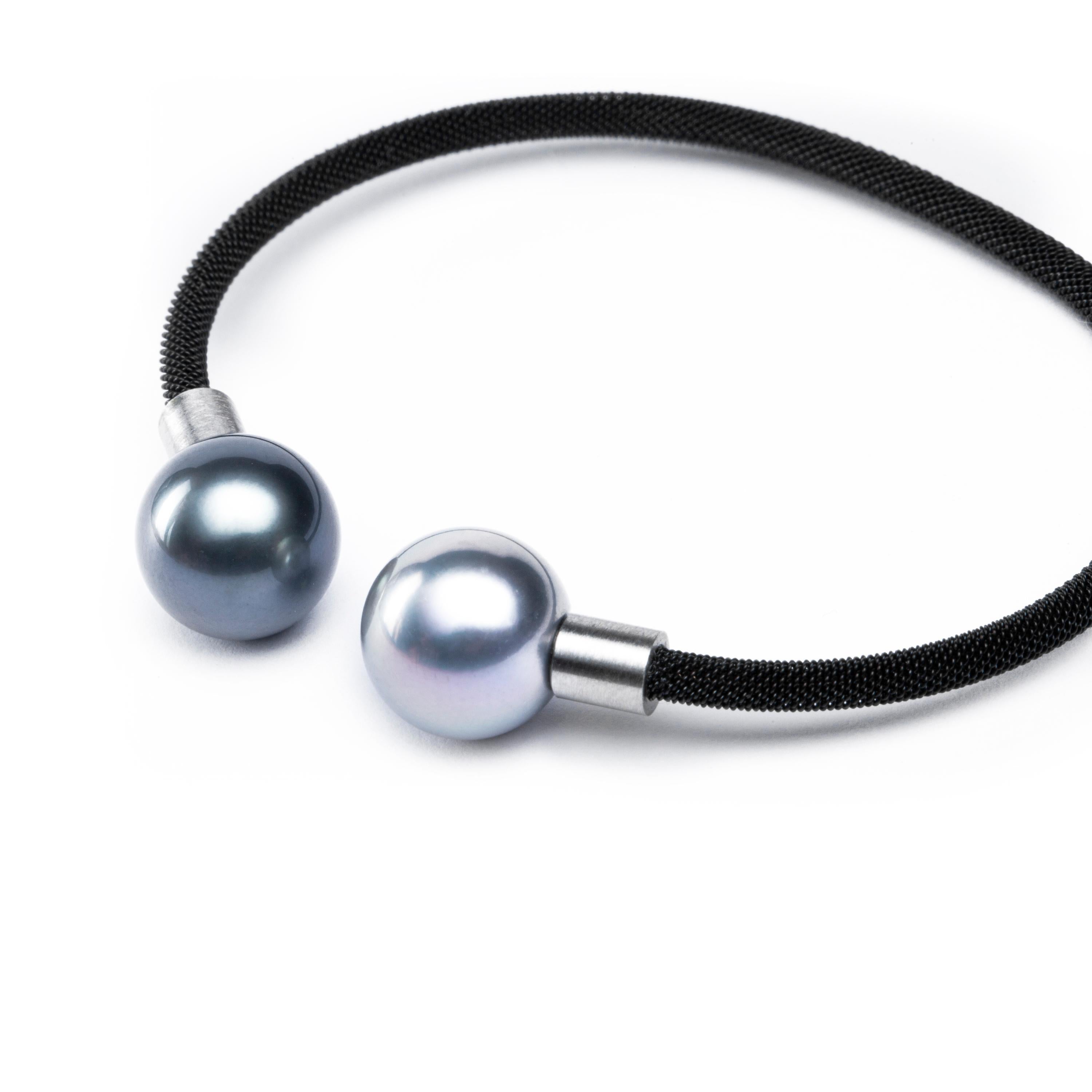 Alex Jona design collection, hand crafted in Italy, stainless steel bangle bracelet featuring two Tahitian grey pearls.
Dimension : W 2.32 in/ 58,92 mm X H 2.08 in / 53 mm
Internal : W 2.13 in/ 54.11 mm X H 1.52 in / 38.76 mm
- Pearl : Diameter 0.43
