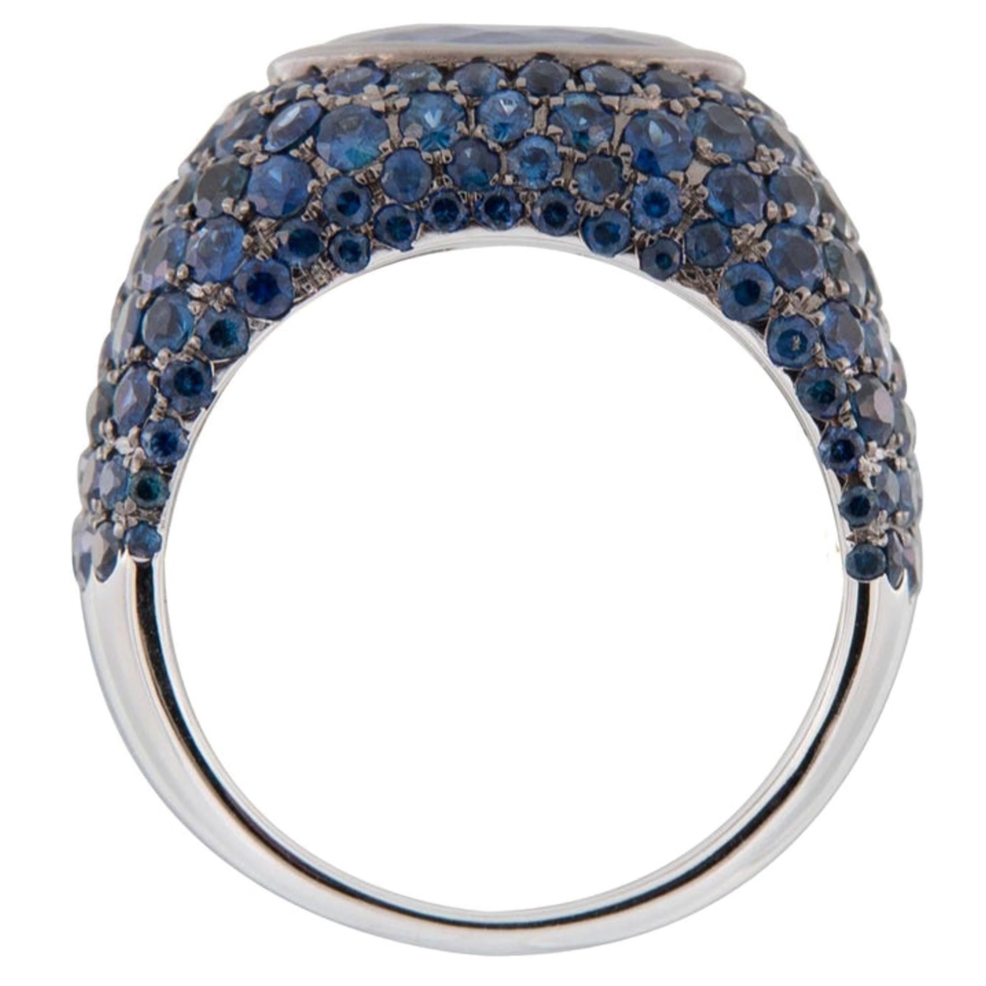 Taglio ovale Anello a fascia in oro bianco con tanzanite e zaffiro blu di Alex Jona in vendita