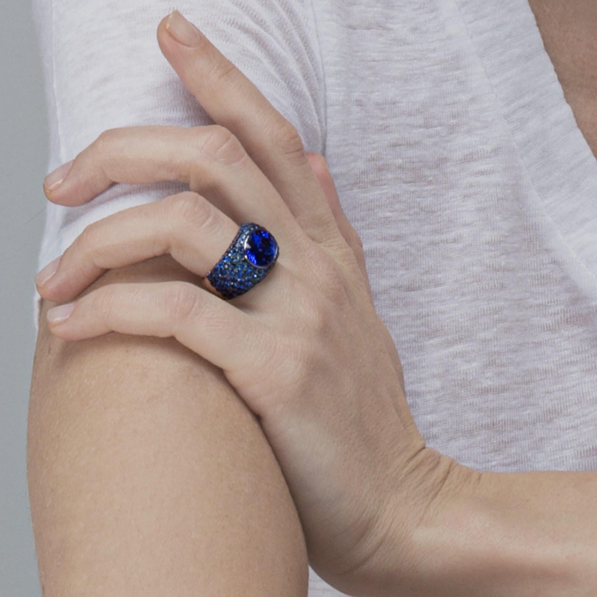Anello a fascia in oro bianco con tanzanite e zaffiro blu di Alex Jona In condizioni Nuovo in vendita a Lugano, CH
