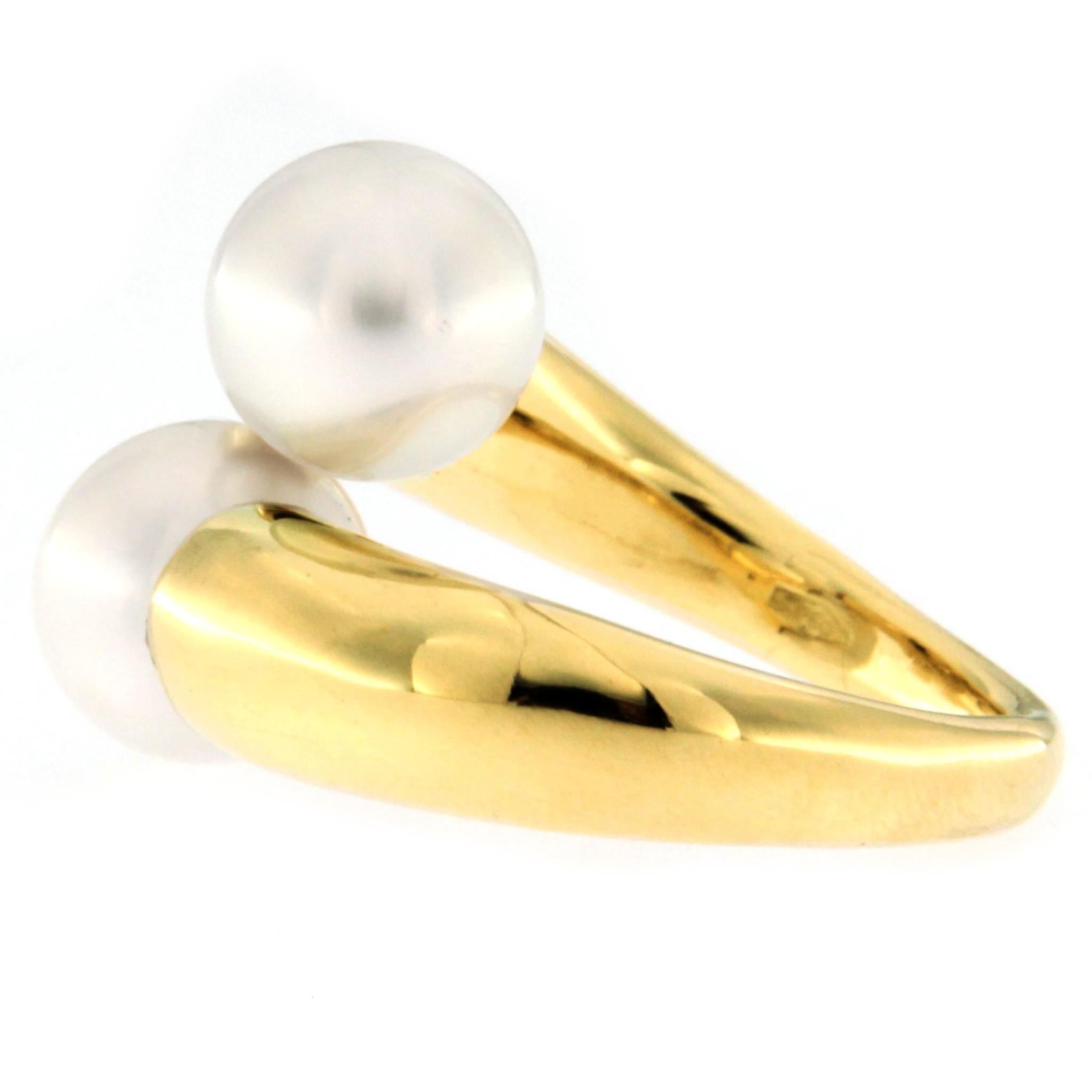 Women's Alex Jona Toi et Moi Japanese Natural Pearl Crossover 18 Karat Yellow Gold Ring For Sale