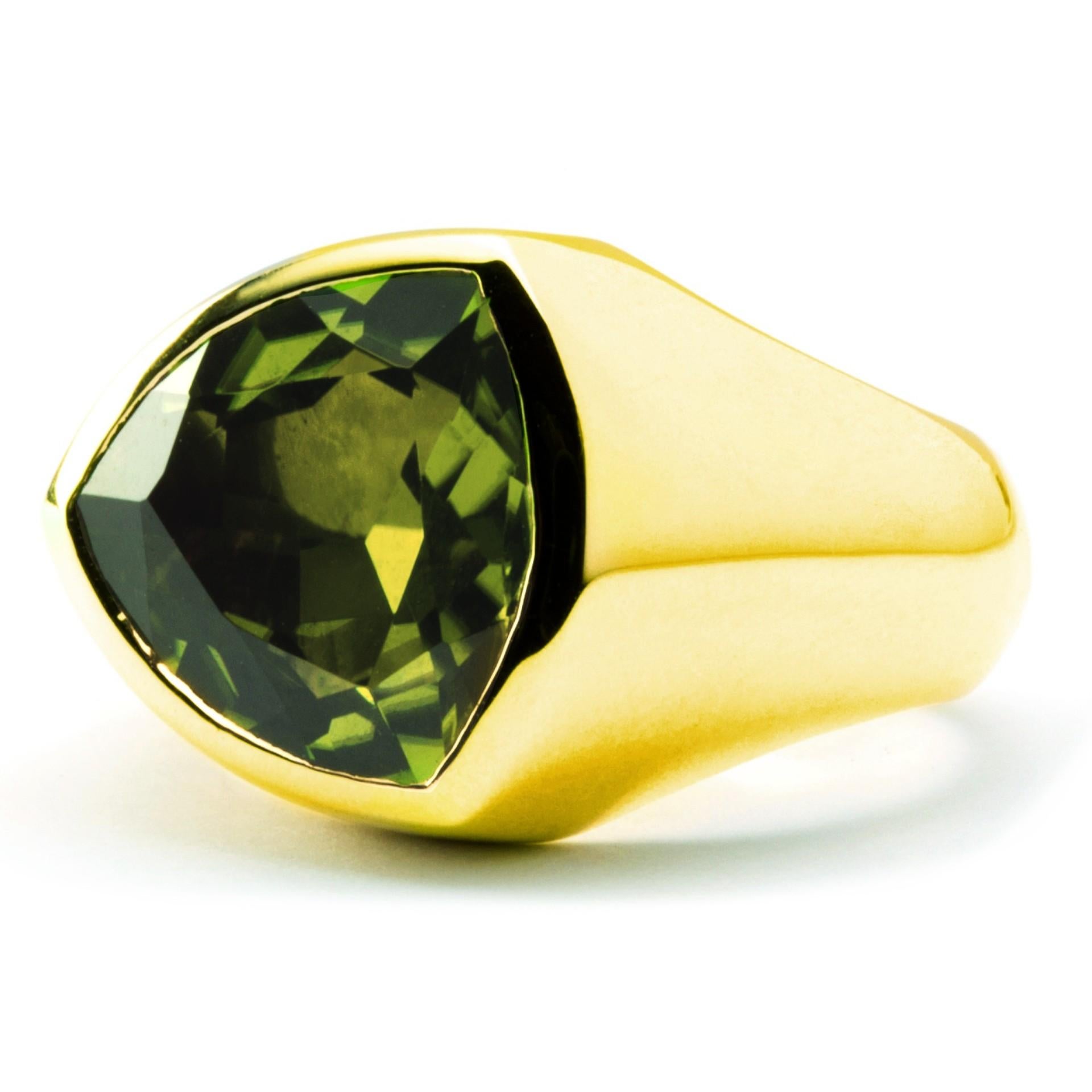 Alex Jona Trillion Cut Peridot 18 Karat Yellow Gold Ring In New Condition In Torino, IT