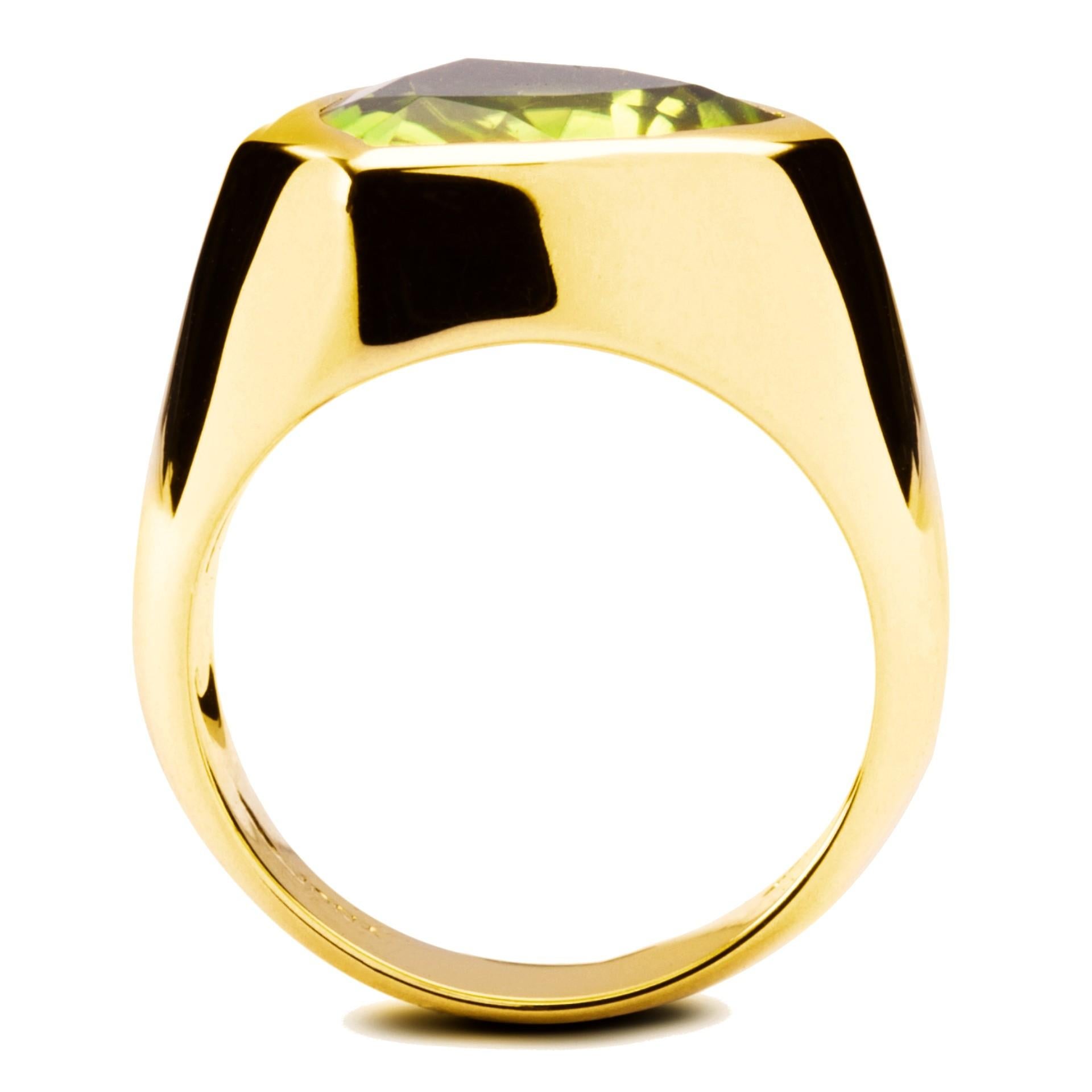 Trillion Cut Peridot 18 Karat Yellow Gold Ring In New Condition For Sale In Torino, IT