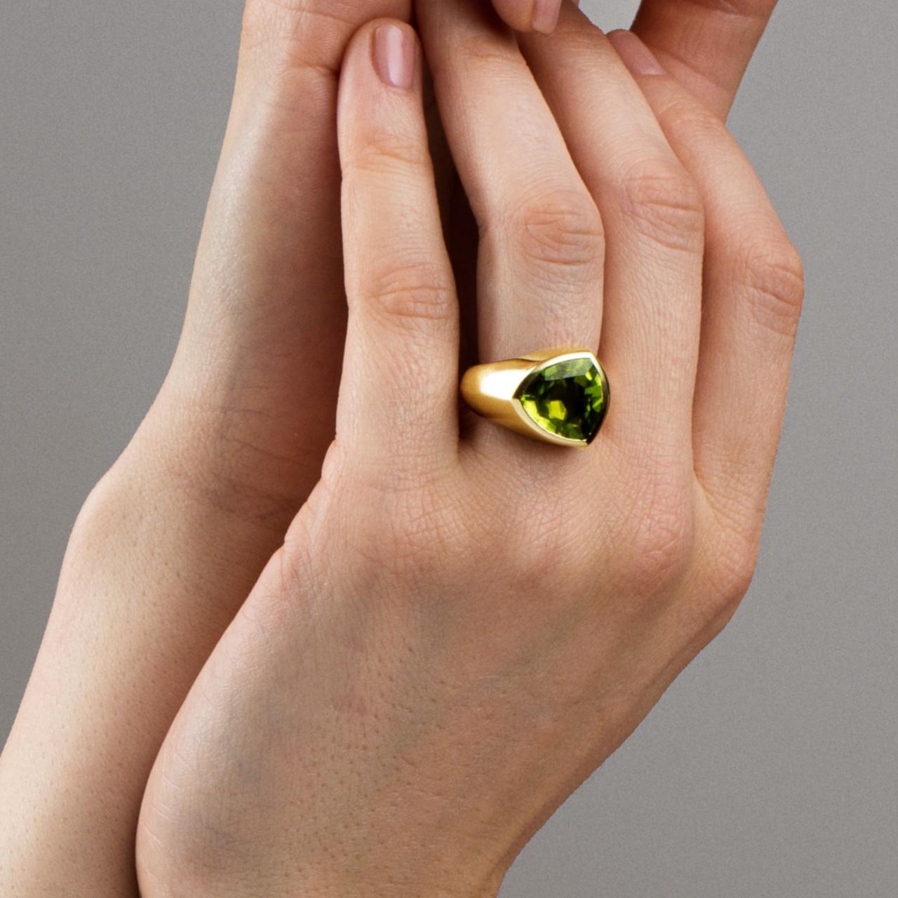 Women's Trillion Cut Peridot 18 Karat Yellow Gold Ring For Sale