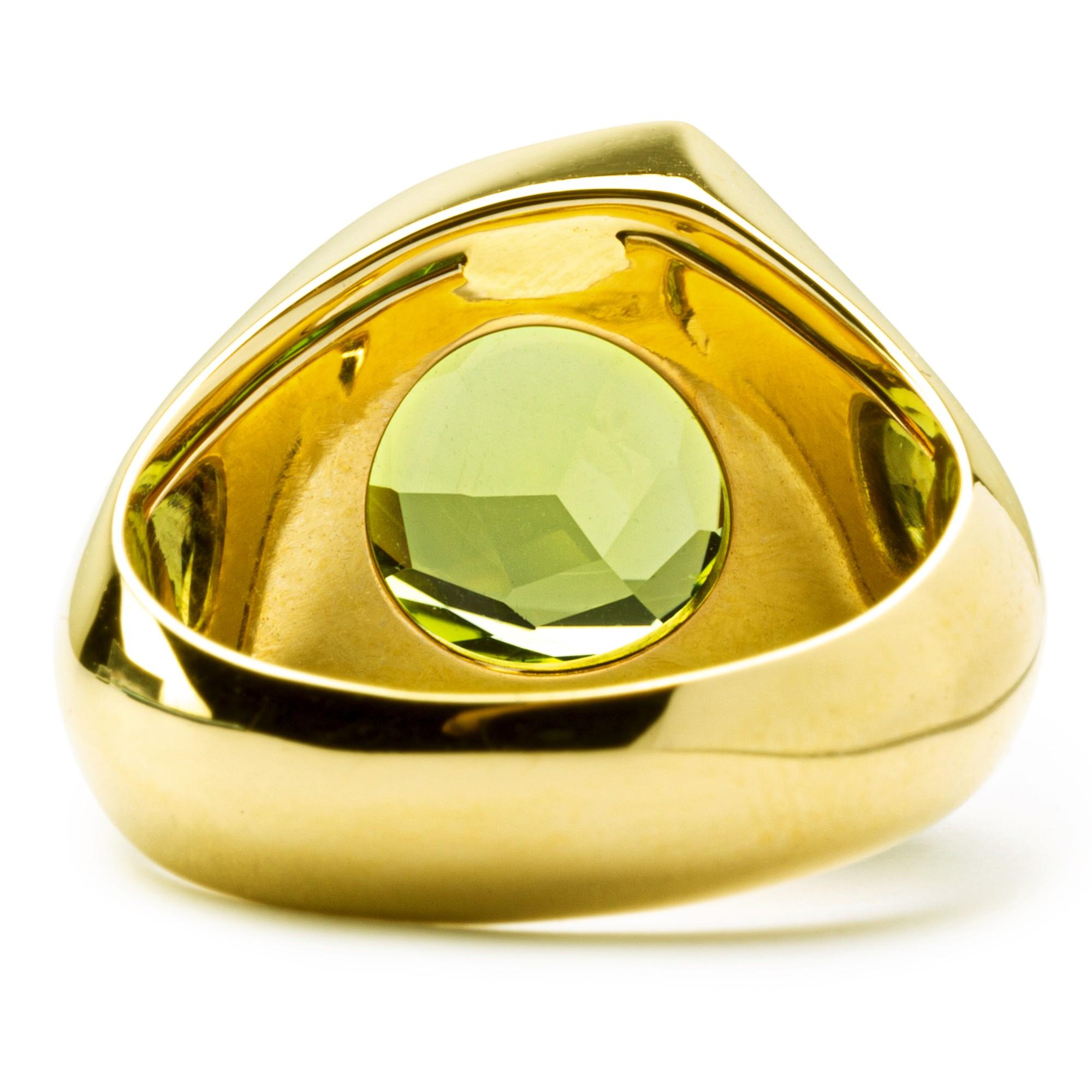 Bague en or jaune 18 carats avec péridot taillé en trillion en vente 1