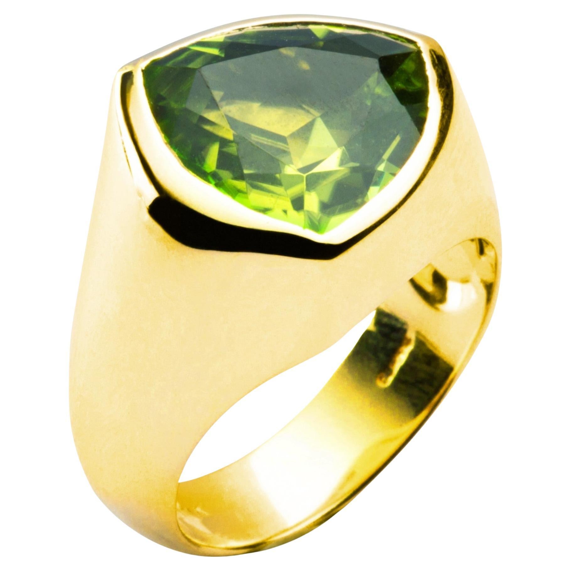 Trillion Cut Peridot 18 Karat Yellow Gold Ring For Sale