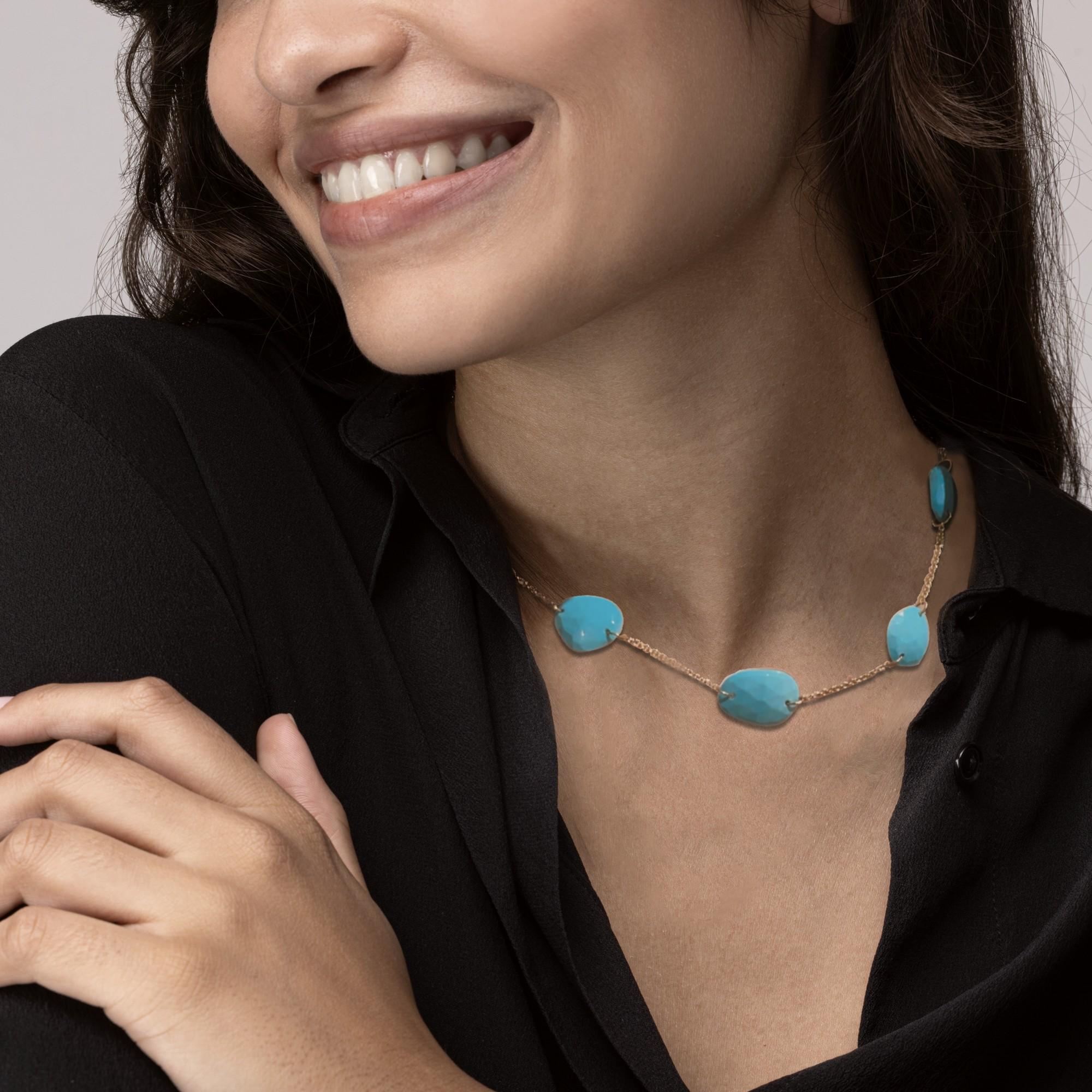 Collezione Alex Jona, realizzata a mano in Italia, collana a catena in oro rosa 18 carati che alterna ciottoli di turchese a taglio piatto.
I gioielli Alex Jona si distinguono non solo per il loro design particolare e per l'eccellente qualità delle