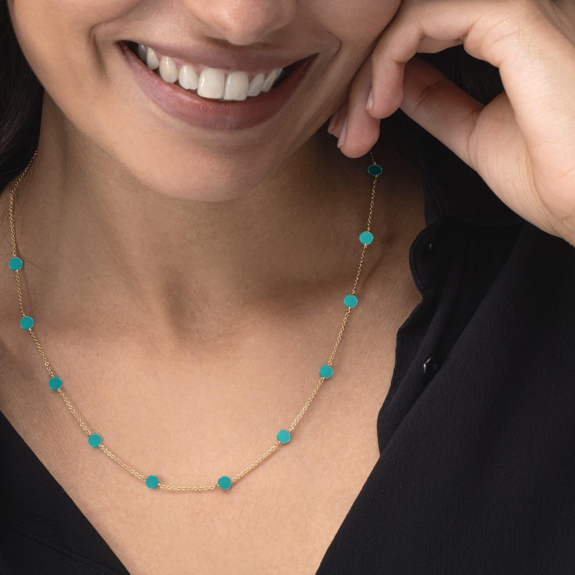 Collezione Alex Jona, realizzata a mano in Italia, collana a catena in oro giallo 18 carati con alternanza di 11 turchesi naturali.  dischi. 
I gioielli Alex Jona si distinguono non solo per il loro design particolare e per l'eccellente qualità
