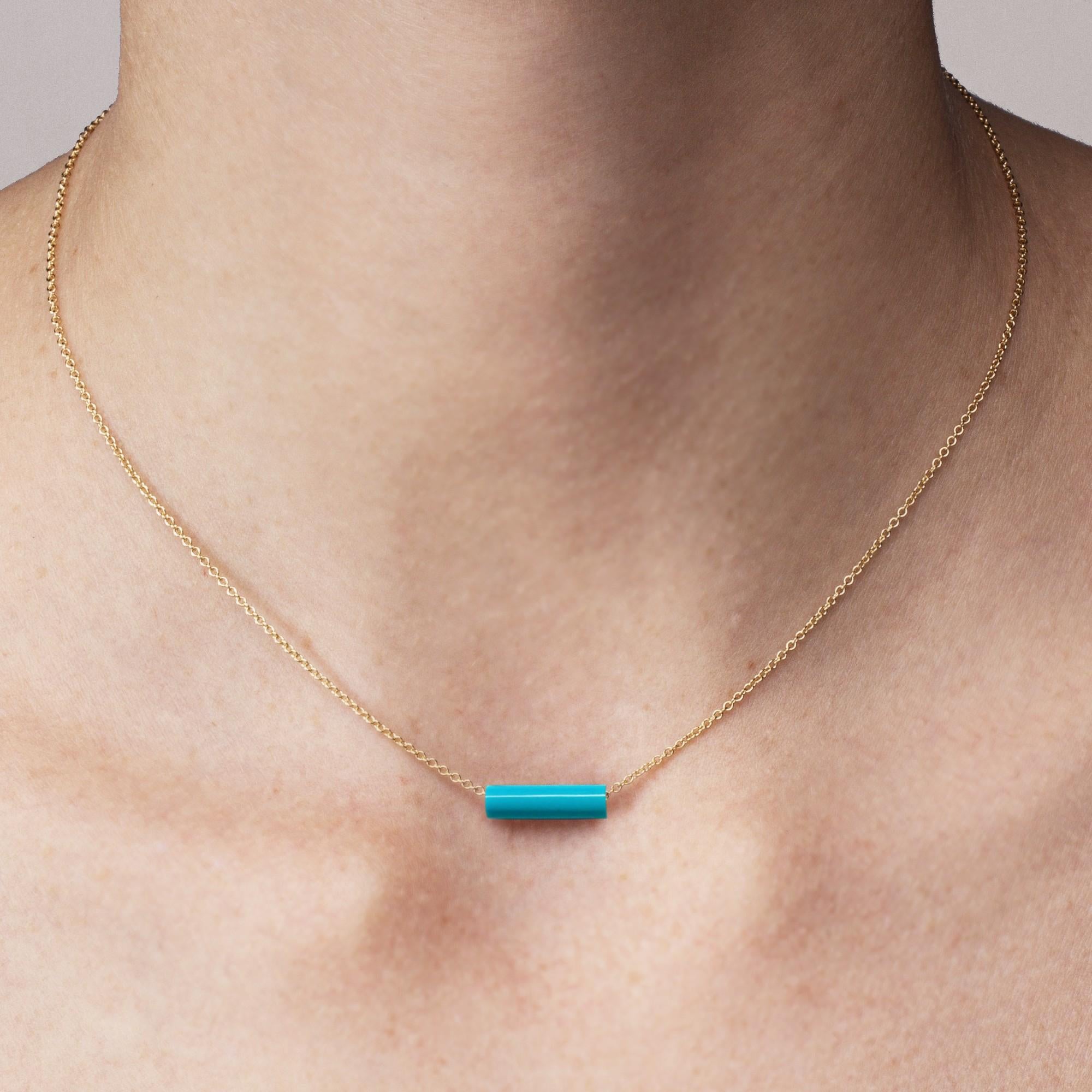 Collection Design/One d'Alex Jona, fait à la main en Italie, collier à chaîne en or jaune 18 carats suspendu à un magnifique cylindre de turquoise naturelle de haute qualité pesant 4,73. carats.  
Les bijoux Alex Jona se distinguent, non seulement