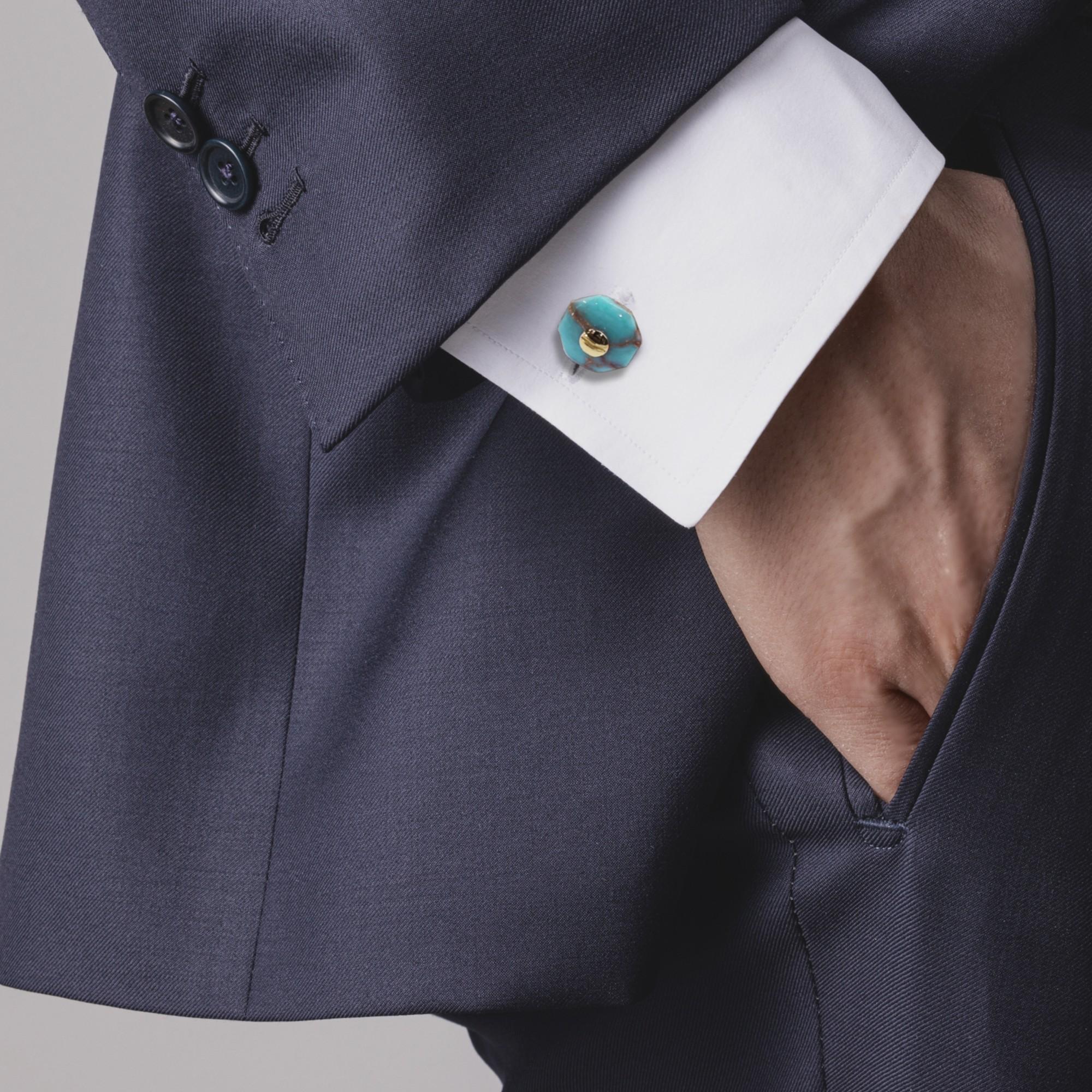 Alex Jona Design Kollektion, handgefertigt in Italien, türkisfarbene vergoldete achteckige Manschettenknöpfe.
Abmessungen: Dm x 0,59 in / Dm x 15 mm. Diese Manschettenknöpfe sind mit einem T-Bar-Verschluss ausgestattet, der die Handhabung