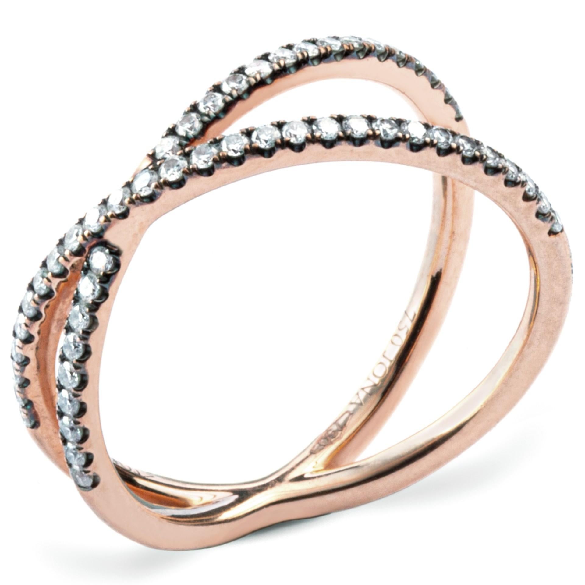 Anello Twiggy in oro rosa 18 carati, collezione Alex Jona, realizzato a mano in Italia, con 0,24 carati di diamanti bianchi e montatura in rodio nero.
Taglia US 6, può essere adattata a qualsiasi specifica.

I gioielli Alex Jona si distinguono non