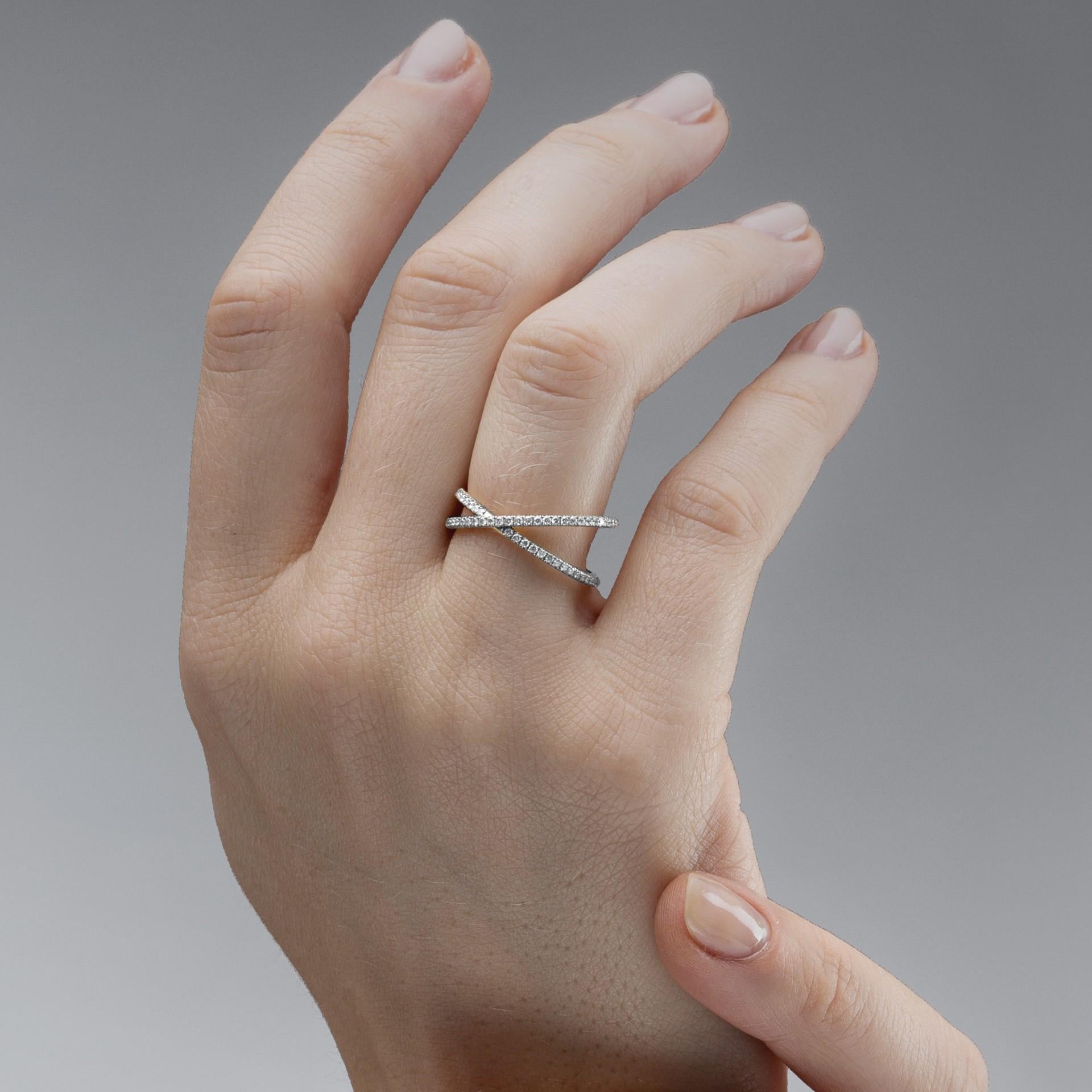 Taille ronde Alex Jona, bague croisée Twiggy en or blanc 18 carats et diamants blancs en vente