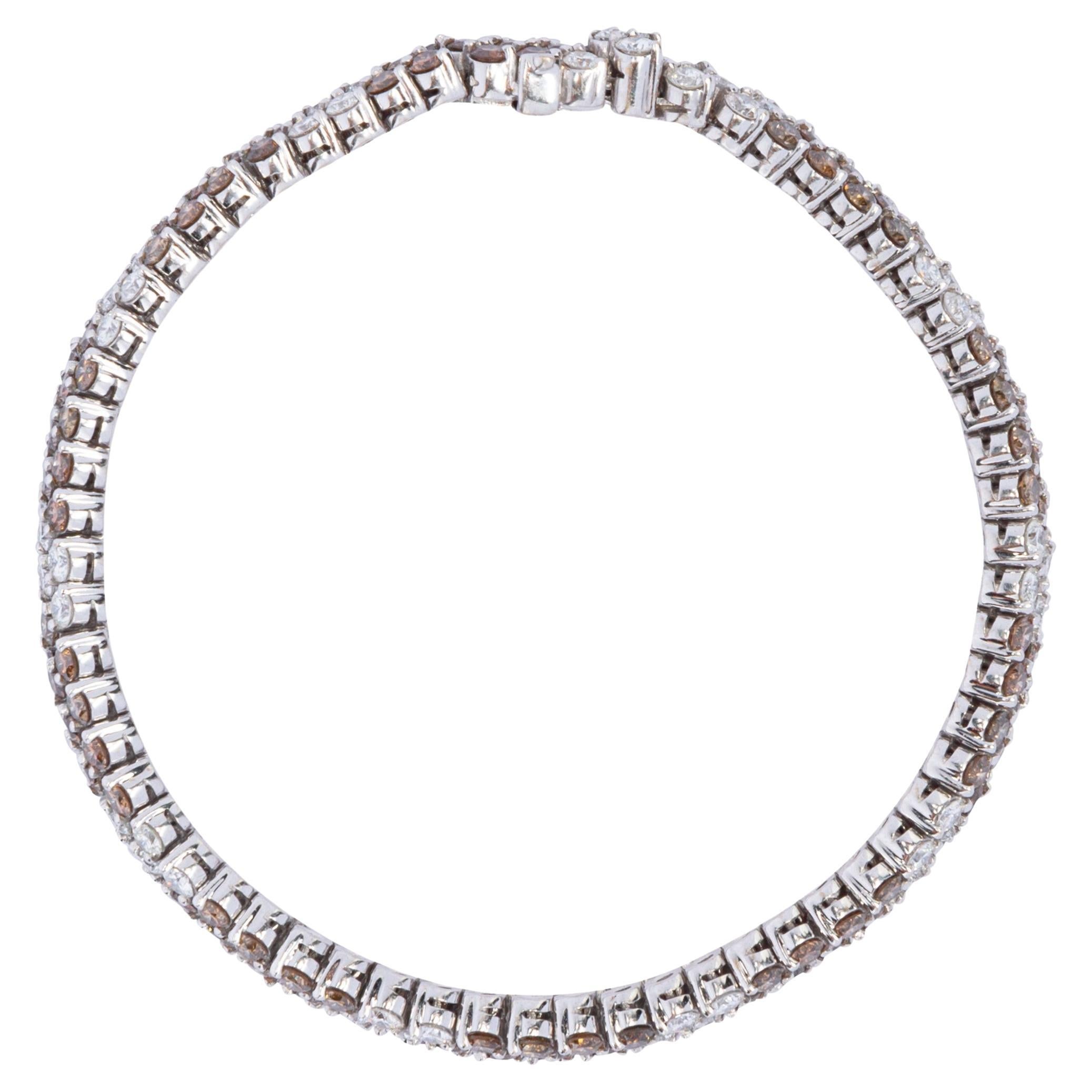 Colección de diseño Alex Jona, hecha a mano en Italia, pulsera de oro blanco de 18 quilates engastada con diamantes de talla redonda blancos y champán alternados, presenta 7,73 quilates de diamantes champán y 4,22 quilates de diamantes blancos. La