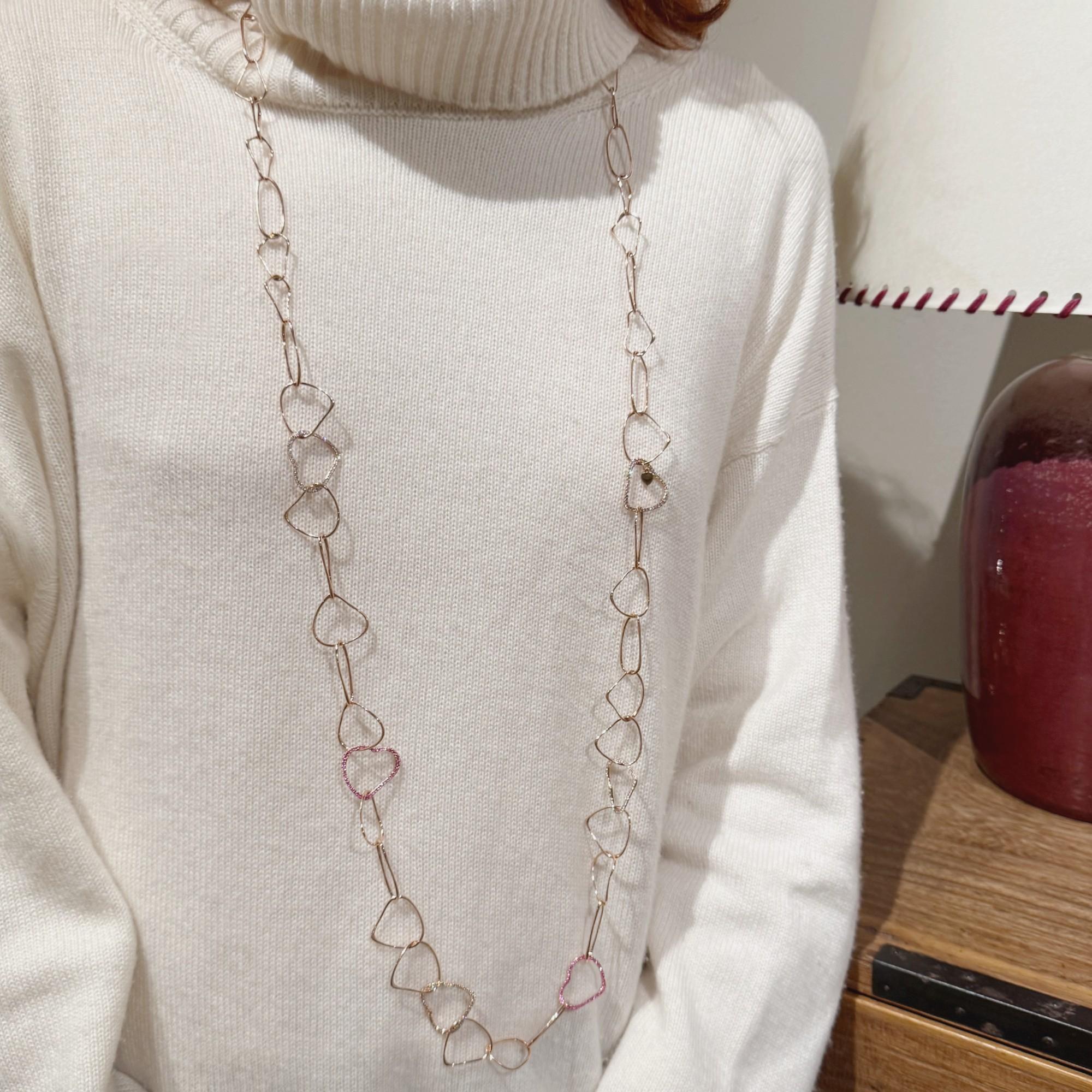 Collezione Alex Jona, realizzata a mano in Italia, collana a maglie irregolari in oro rosa 18 carati. Sei link sono a forma di cuore. Sei maglie sono a forma di cuore; due con diamanti bianchi da 1,48 carati, due con diamanti champagne da 1,526