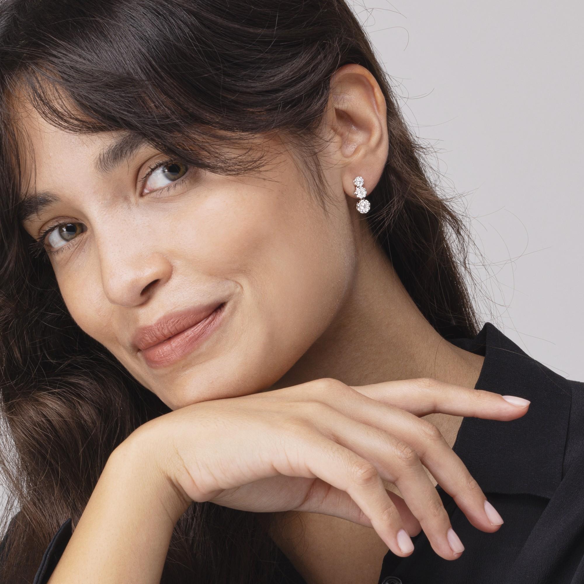 Alex Jona design collection, hand crafted in Italy, 18 karat white gold dangle earrings set with 1.11 carats of white diamonds.

Alex Jona jewels stand out, not only for their special design and for the excellent quality of the gemstones, but also