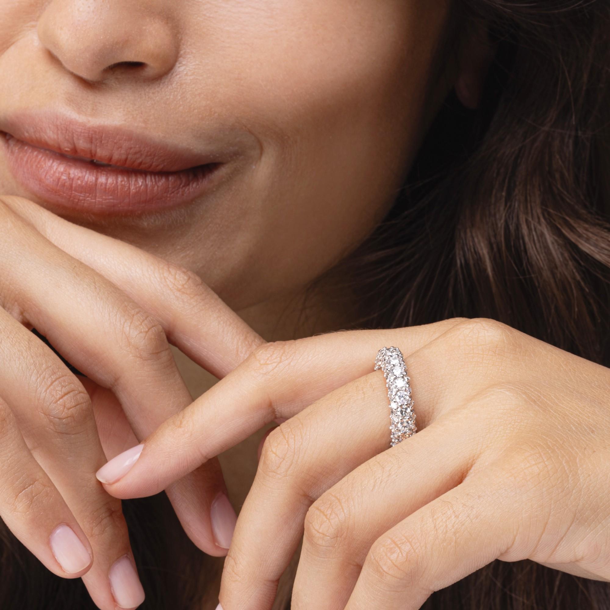 Weißer Diamant-Eternity-Ring aus 18 Karat Weißgold von Alex Jona im Zustand „Neu“ im Angebot in Torino, IT