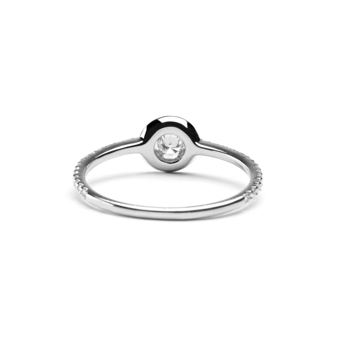 Alex Jona White Diamond 18 Karat White Gold Halo Ring In New Condition For Sale In Torino, IT