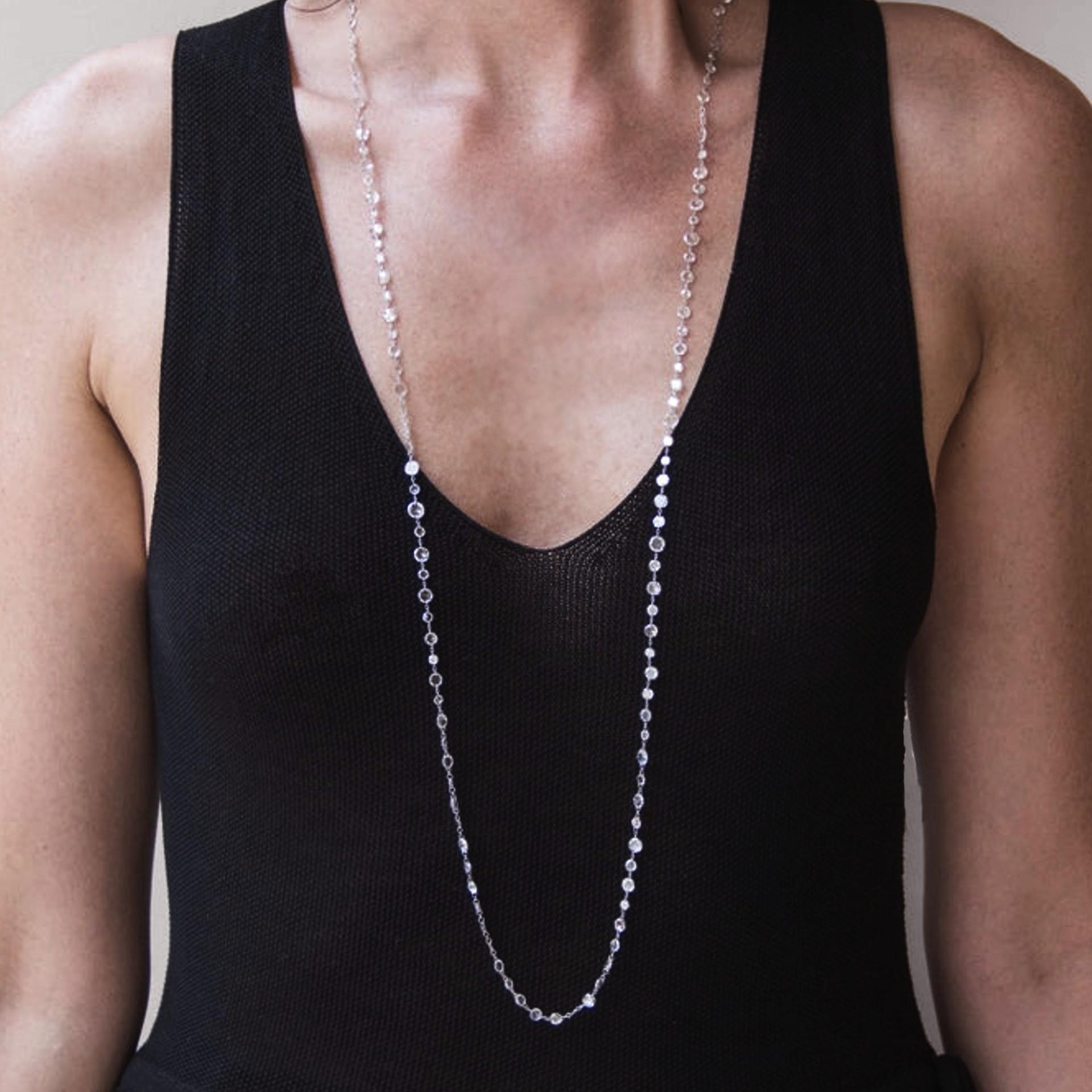 Collezione Alex Jona, realizzata a mano in Italia, collana in oro bianco 18 carati con 145 diamanti bianchi a taglio piatto per un peso totale di 32,04 carati. Lunghezza della catena: 100 cm.

I gioielli Alex Jona si distinguono non solo per il loro