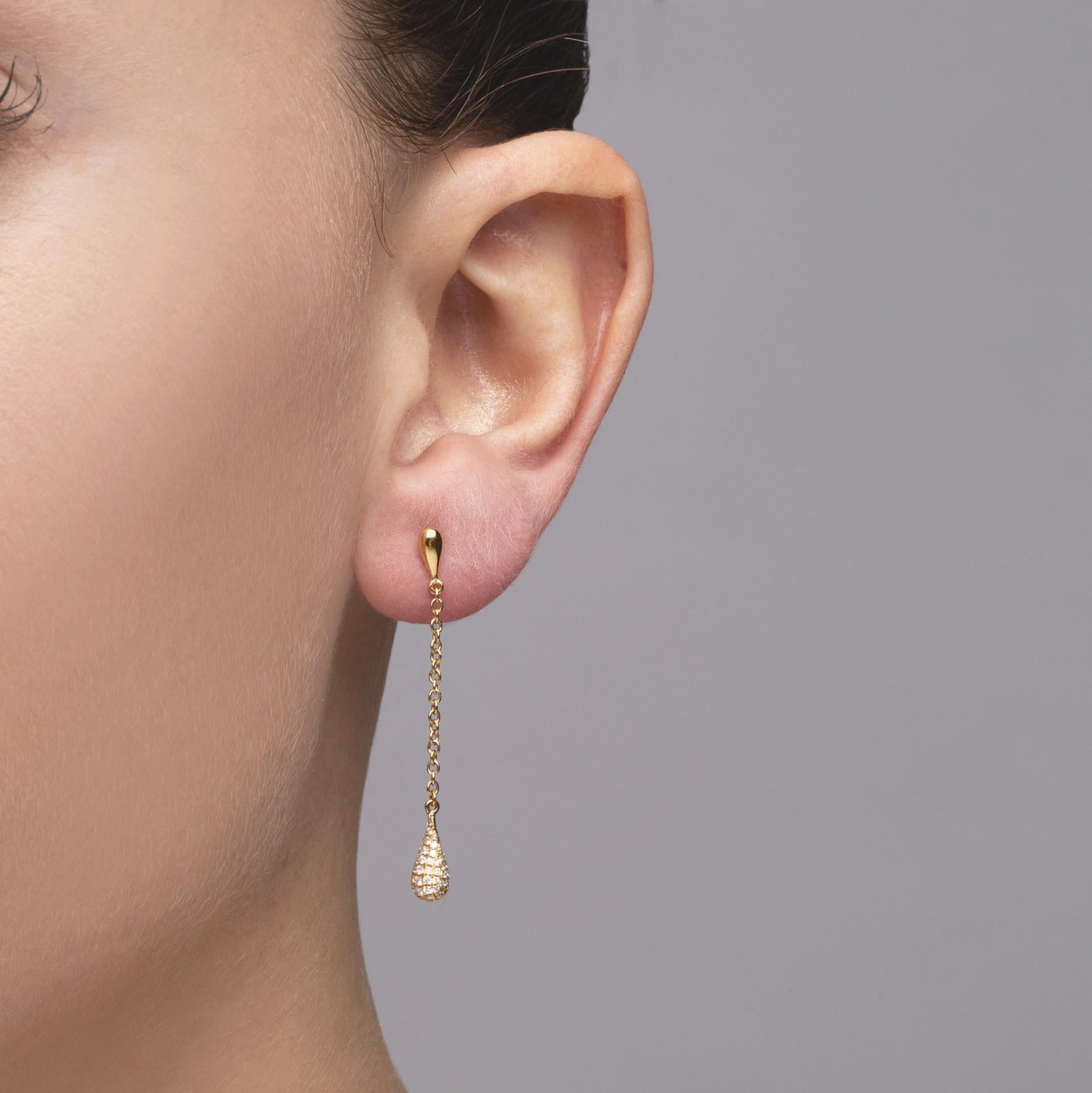 Collection design Alex Jona, fabriquée à la main en Italie, boucles d'oreilles pendantes en or jaune 18 carats serties de 0,35 carats de micro pavé de diamants blancs (couleur F, pureté VVS1). Dimensions : 1.72 pouces. H x 0.16 in. W x 0.16 in. D -