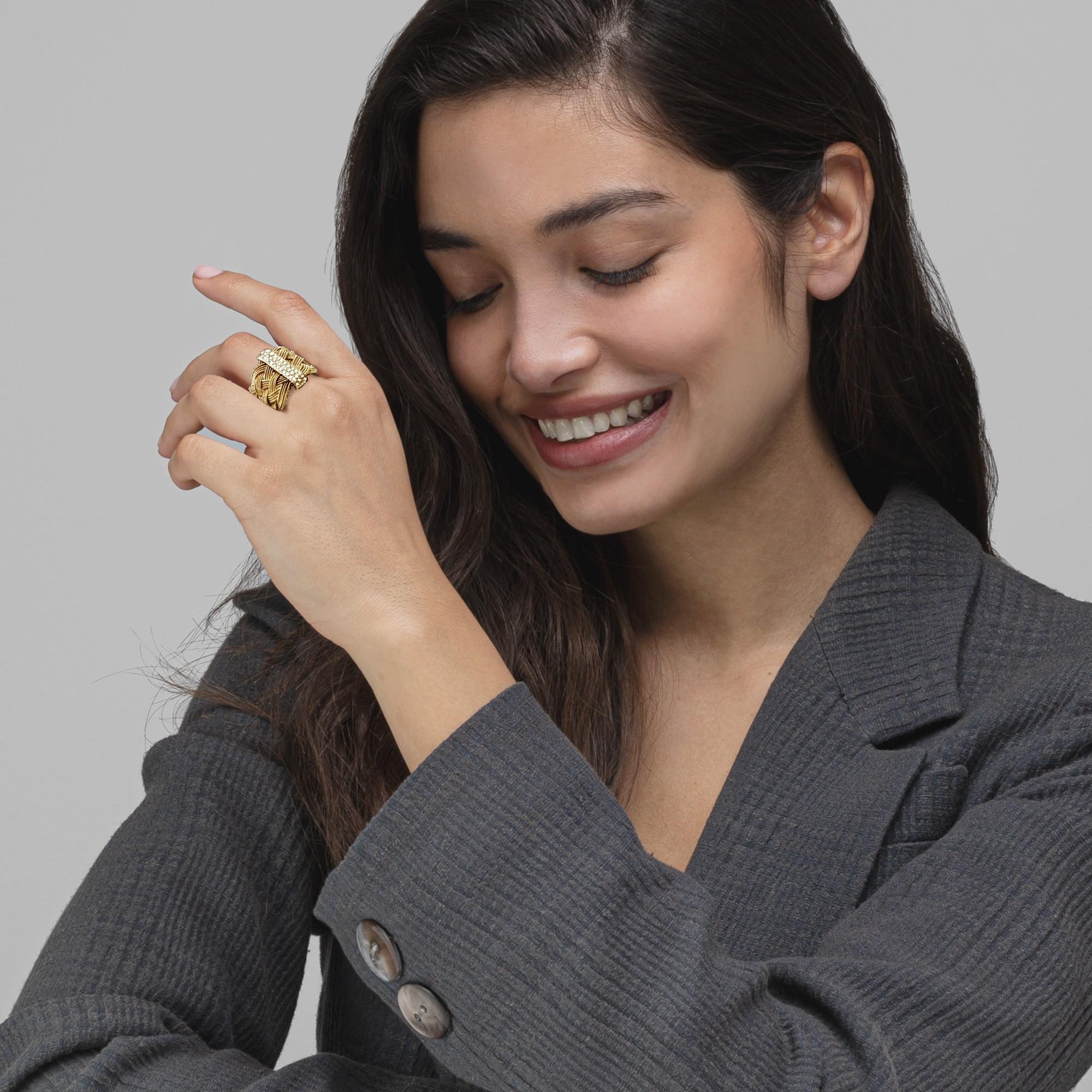Bague à tressage en or jaune filigrane de 18 carats de la collection Alex Jona, fabriquée à la main en Italie, sertie de 0,43 carats de diamants blancs, de couleur F et de pureté VVS1.
Étant donné qu'il est fabriqué à la main et légèrement flexible,