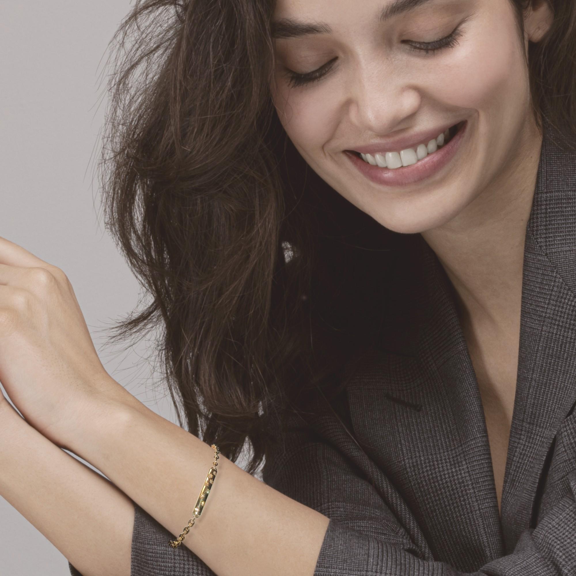 Collectional Design/One, fait à la main en Italie, bracelet en chaîne marine en or jaune 18 carats serti de 0,12 carats de diamants blancs avec une monture en étoile. Signé Jona. 
Les bijoux Alex Jona se distinguent, non seulement par leur design