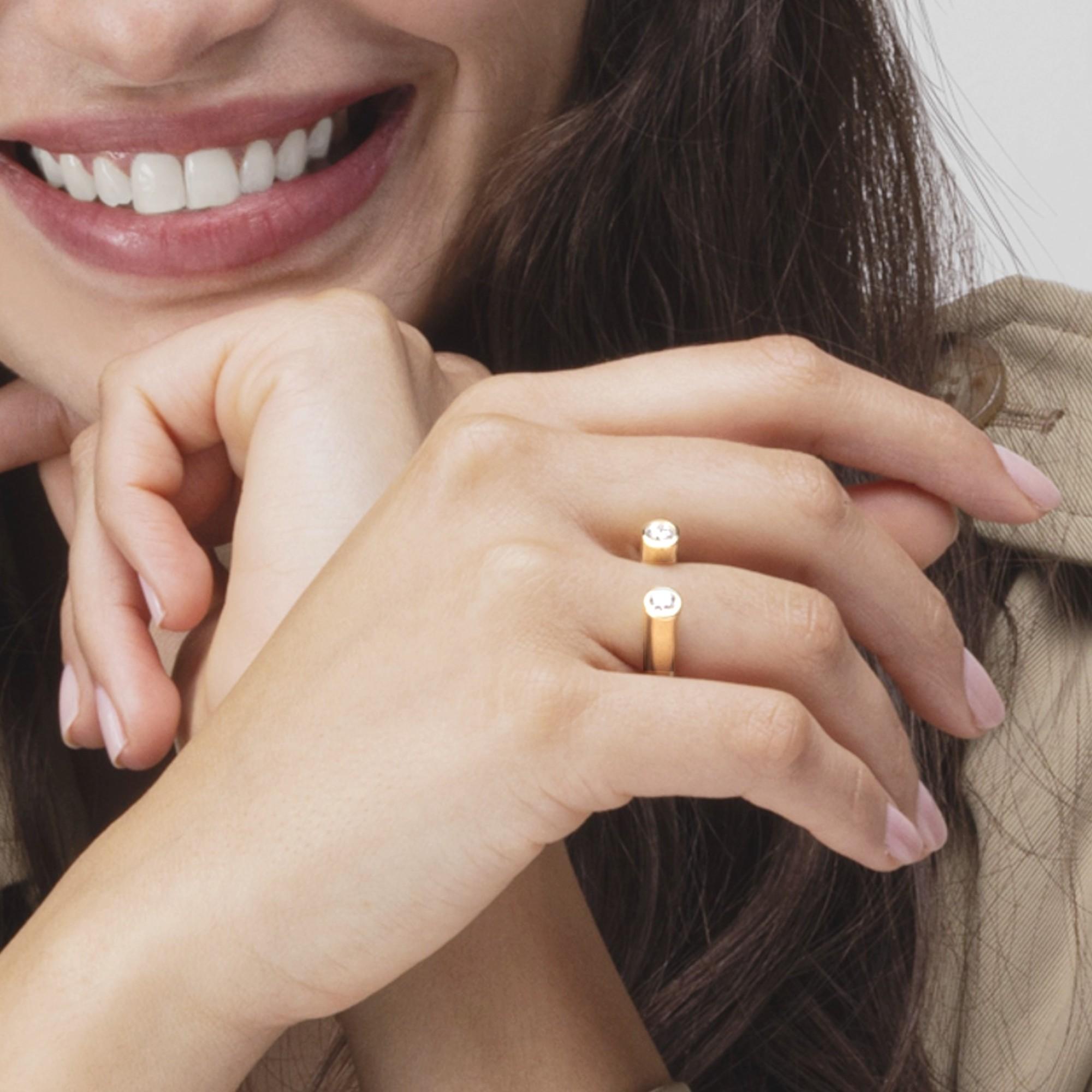 Offener Ring aus 18 Karat Gelbgold mit weißem Diamanten von Alex Jona Damen im Angebot