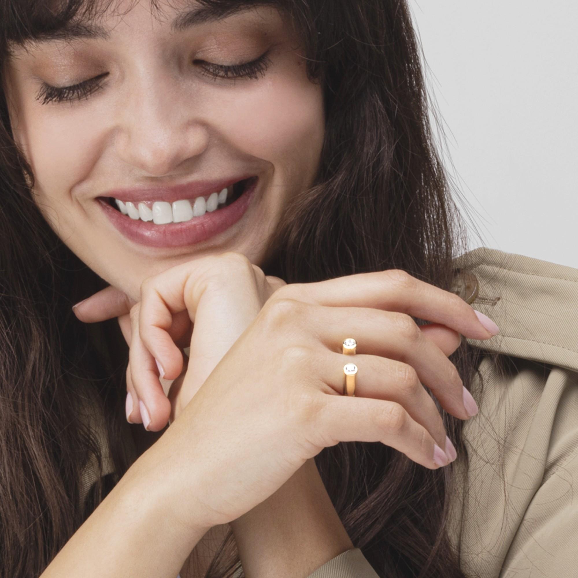 Alex Jona Design Collection, handgefertigt in Italien, offener Ring aus 18 Karat Gelbgold, besetzt mit zwei weißen Diamanten im Rundschliff mit einem Gesamtgewicht von 0,80 Karat, Farbe D, Reinheit SI2. 

Die Juwelen von Alex Jona zeichnen sich