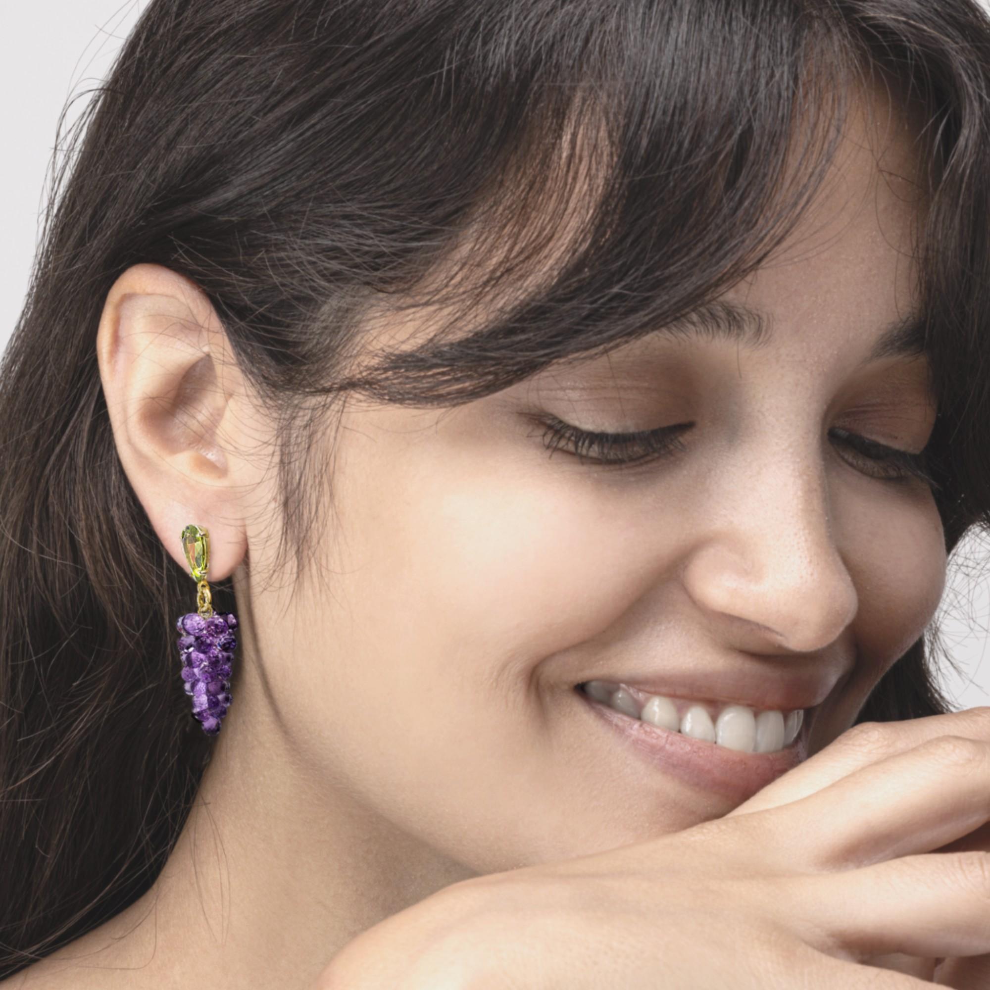 Alex Jona design collection, hand crafted in Italy, beautiful cluster of natural faceted cut amethyst drops weighing 44.16 carats, dangling from drop faceted cut peridot, weighing 6.78 carats in total and 0.09 carats of diamonds, mounted in 18k