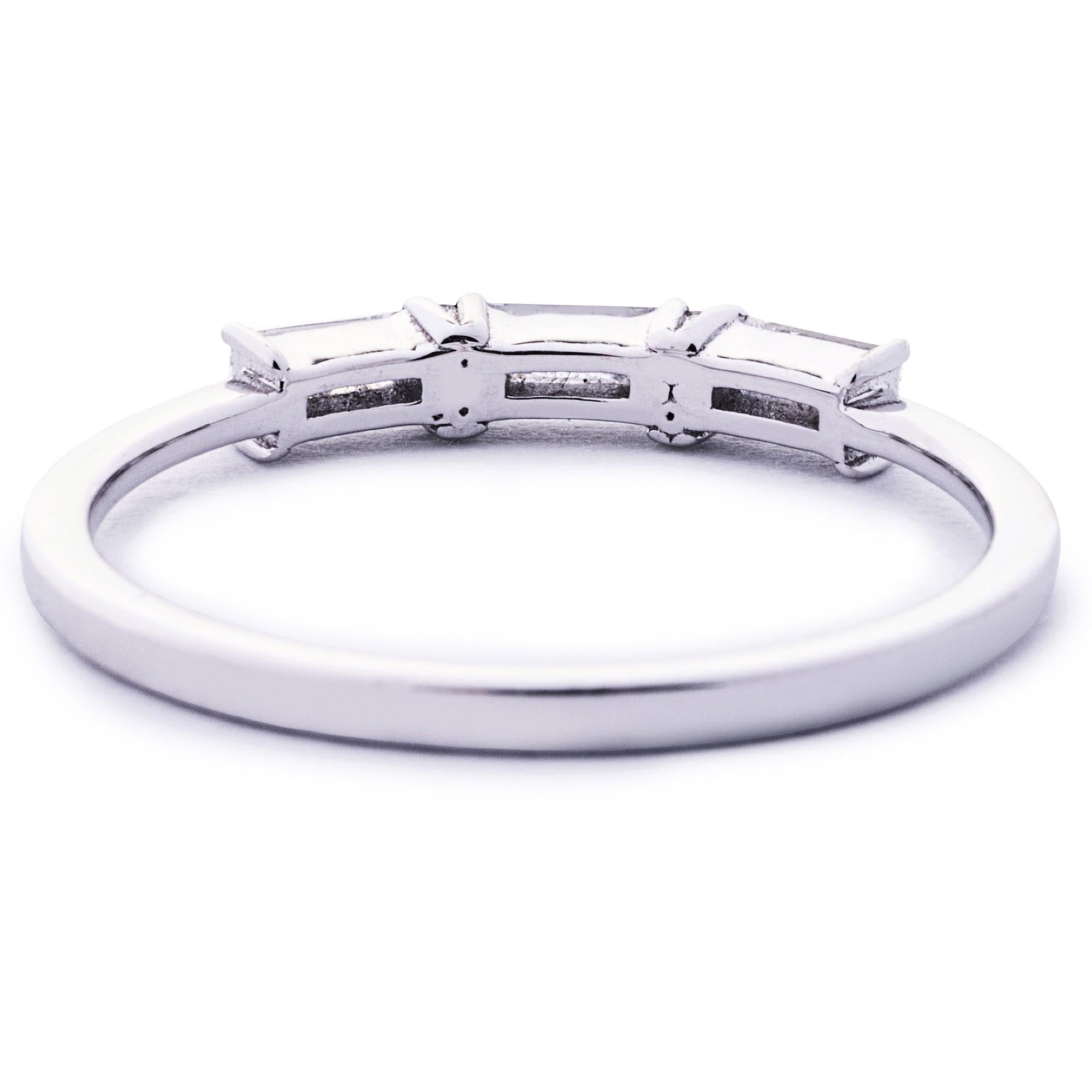 Alex Jona White Diamond Baguette Cut 18 Karat White Gold Ring en vente 3