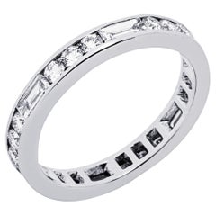 Ewigkeitsring aus Platin mit weißem Diamanten im Baguette- und Rundschliff von Jona