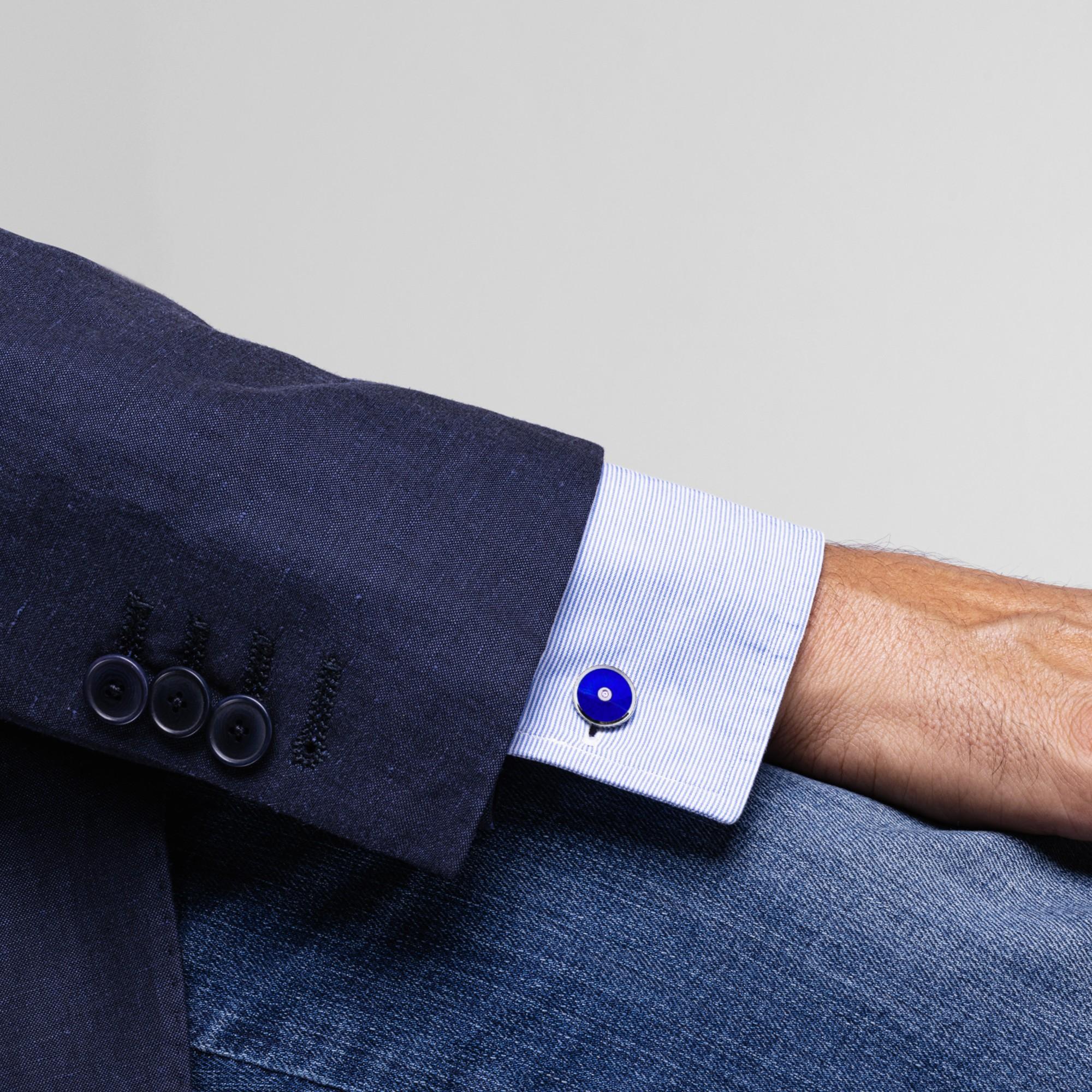 Collection design Alex Jona, travail artisanal en Italie, boutons de manchette ronds en argent sterling, avec émail bleu de feu centré sur un diamant blanc de taille ronde. 

Les boutons de manchette Alex Jona se distinguent, non seulement par leur