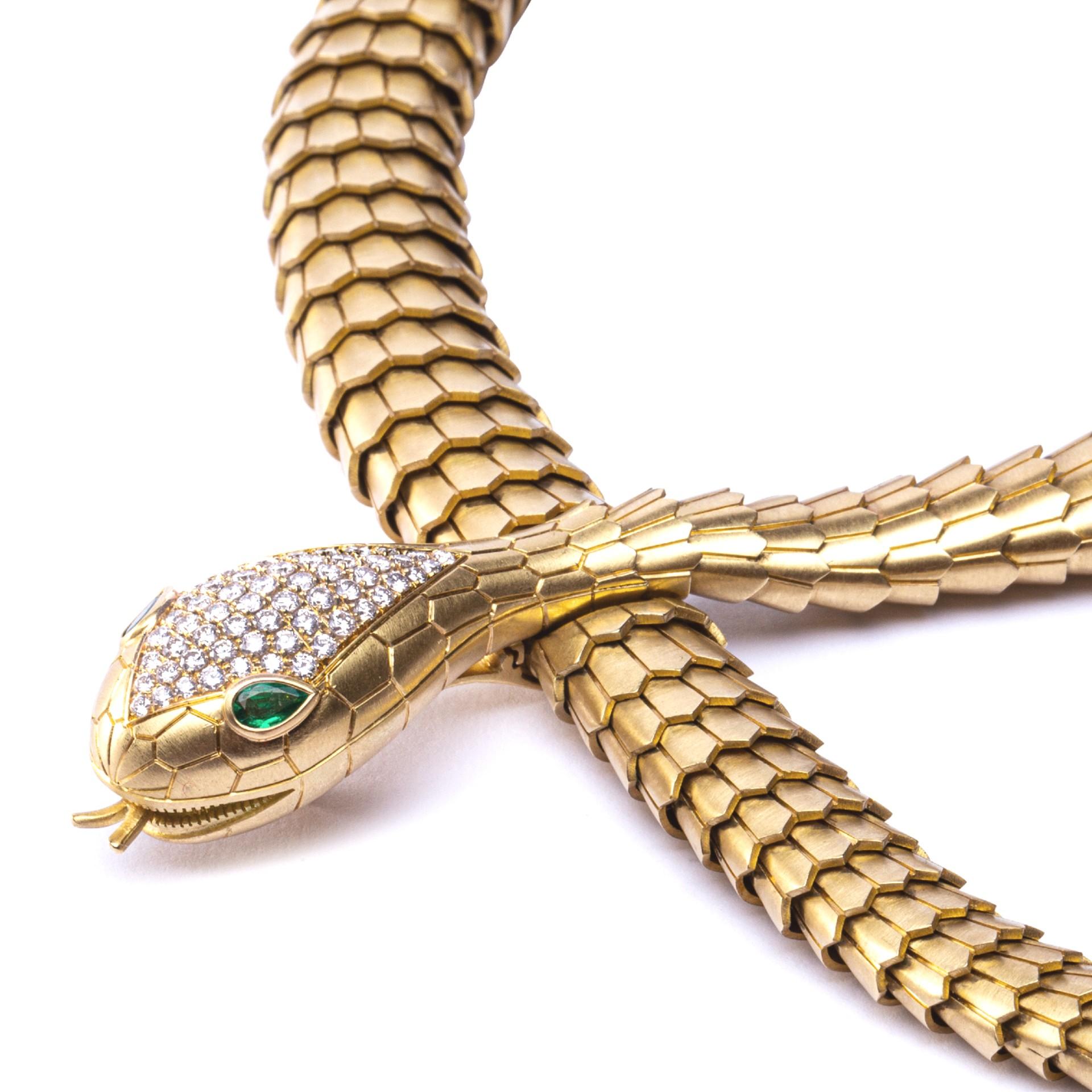 Taille Marquise  Alex Jona, collier serpent souple en or jaune brossé 18 carats et diamants blancs en vente