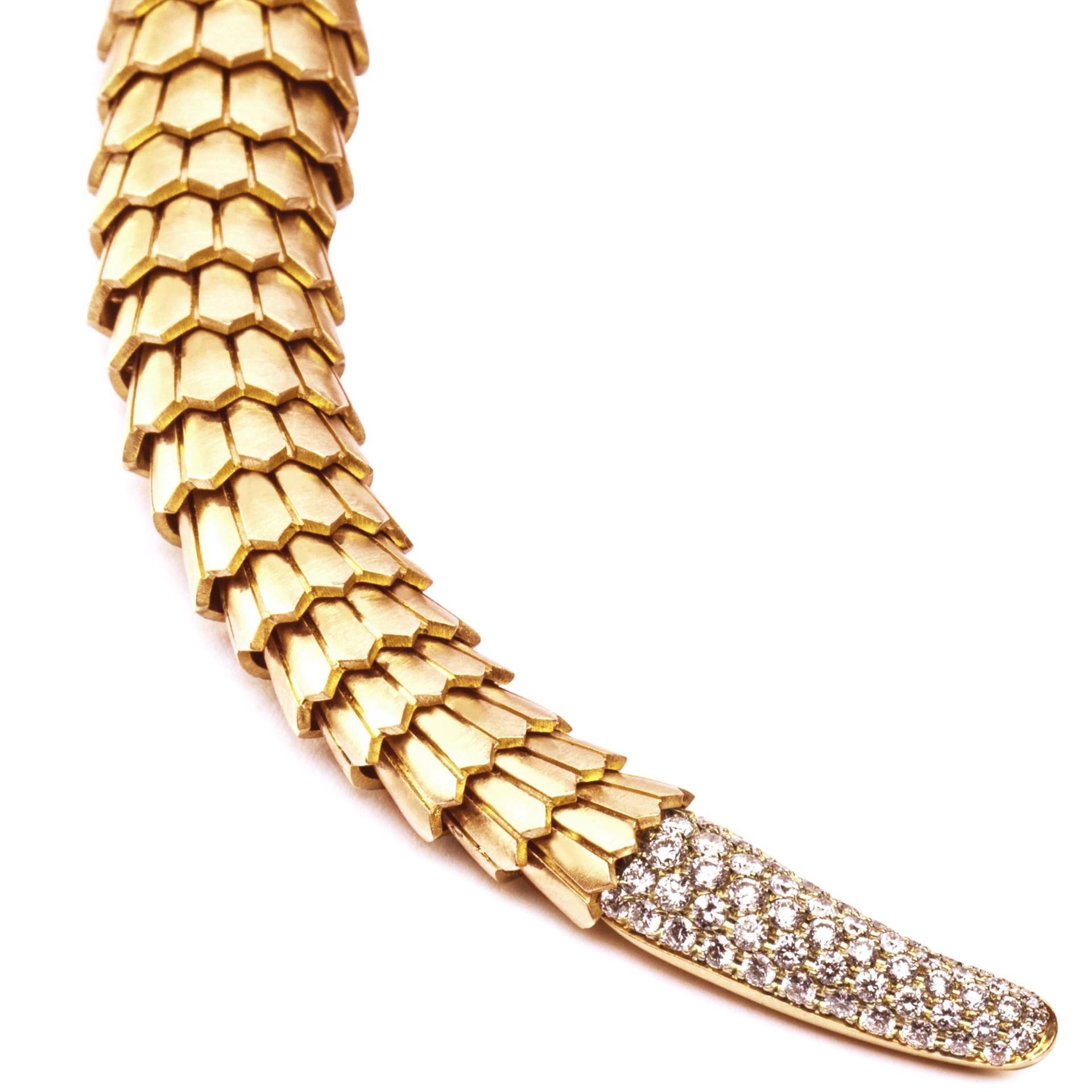  Alex Jona, collier serpent souple en or jaune brossé 18 carats et diamants blancs en vente 1