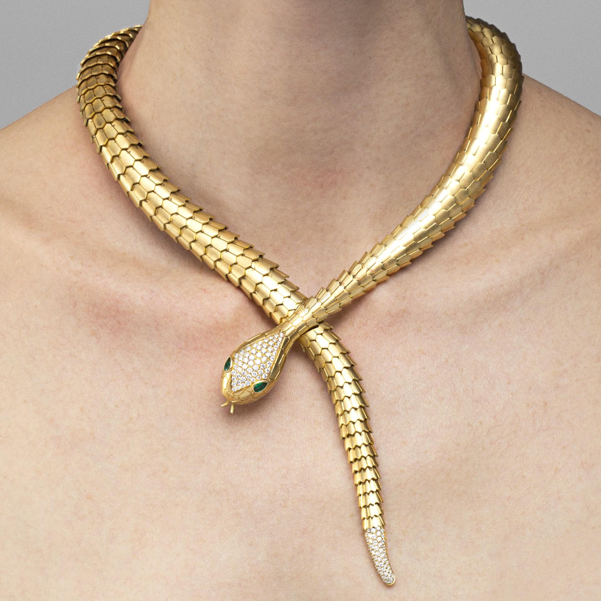  Alex Jona, collier serpent souple en or jaune brossé 18 carats et diamants blancs Neuf - En vente à Torino, IT