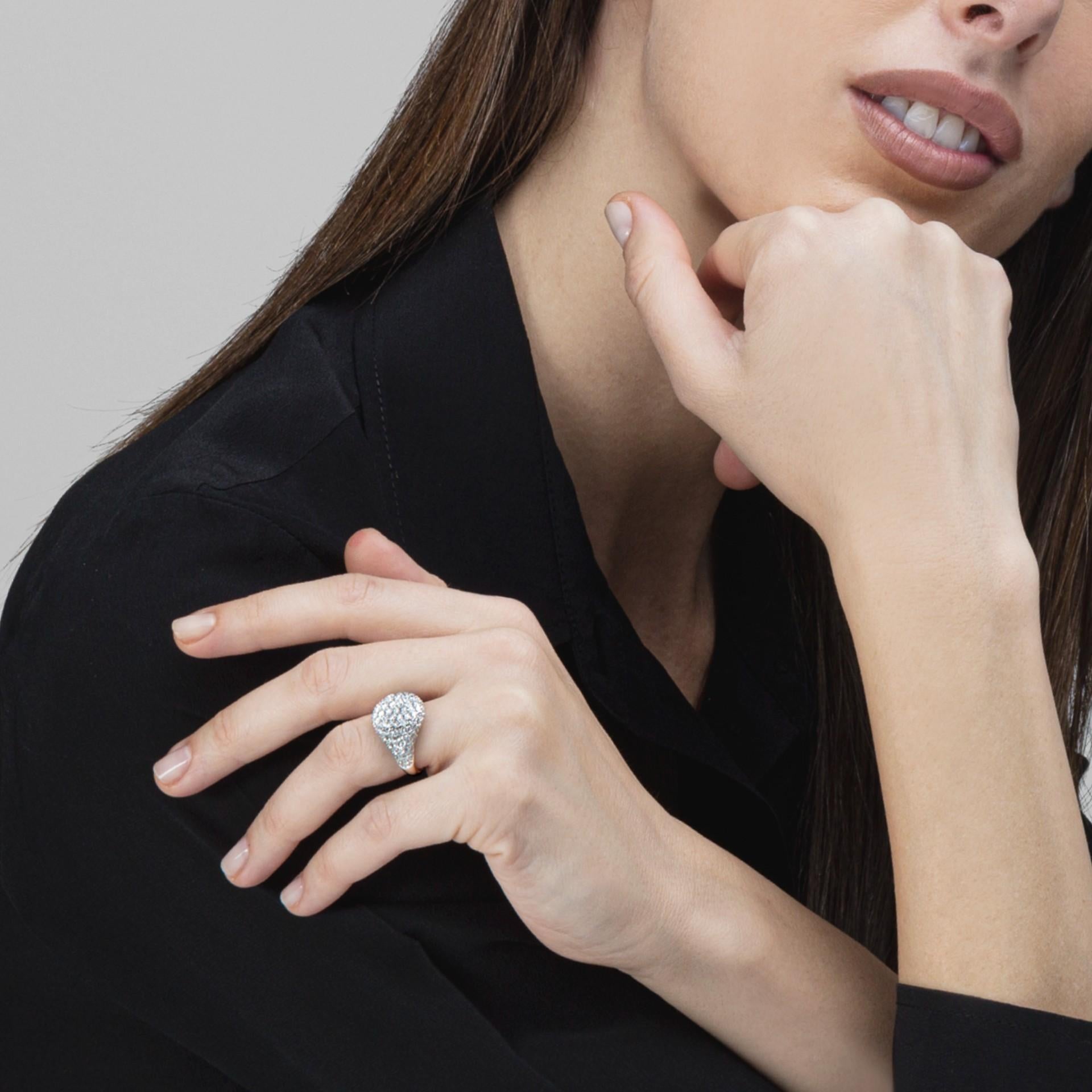Donna Alex Jona Anello con pavé di diamanti bianchi in oro bianco 18 carati in vendita