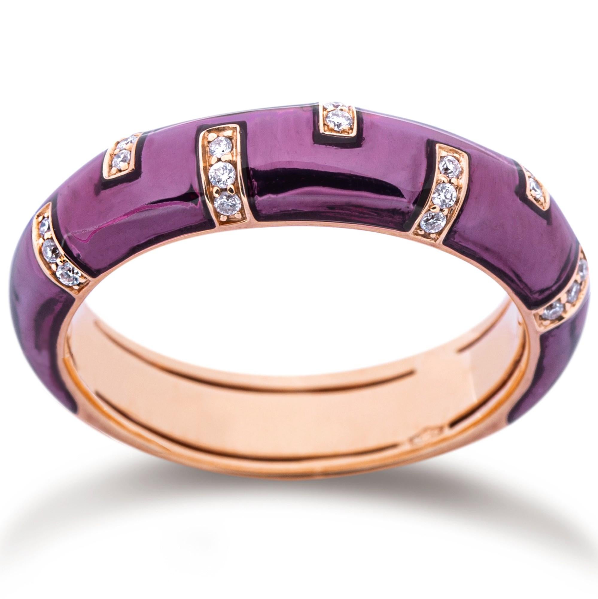 Anello della collezione Alex Jona, realizzato a mano in Italia, in oro rosa 18 carati con diamanti bianchi di caratura 0,09 e smalto rosa.

I gioielli Alex Jona si distinguono non solo per il loro design particolare e per l'eccellente qualità delle