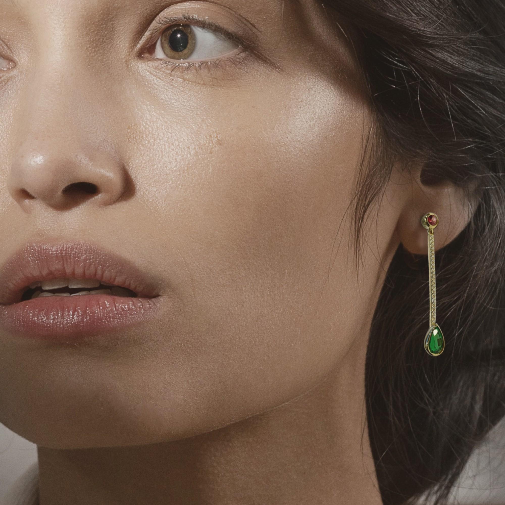 Alex Jona Orecchini in oro giallo 18 carati con diamante bianco e spinello rosso e tsavorite In condizioni Nuovo in vendita a Lugano, CH