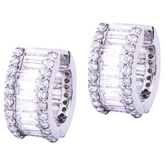 Alex Jona, petites boucles d'oreilles en or blanc avec diamants blancs