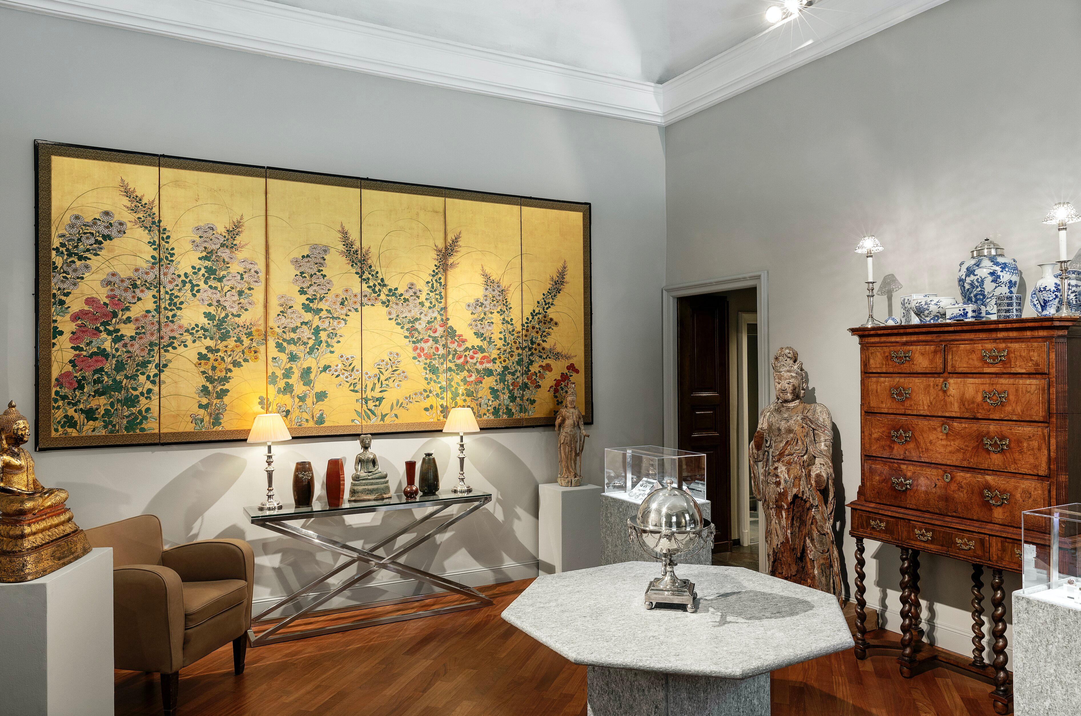 Orecchini pendenti in oro bianco con giada bianca e zaffiro blu di Alex Jona in vendita 3